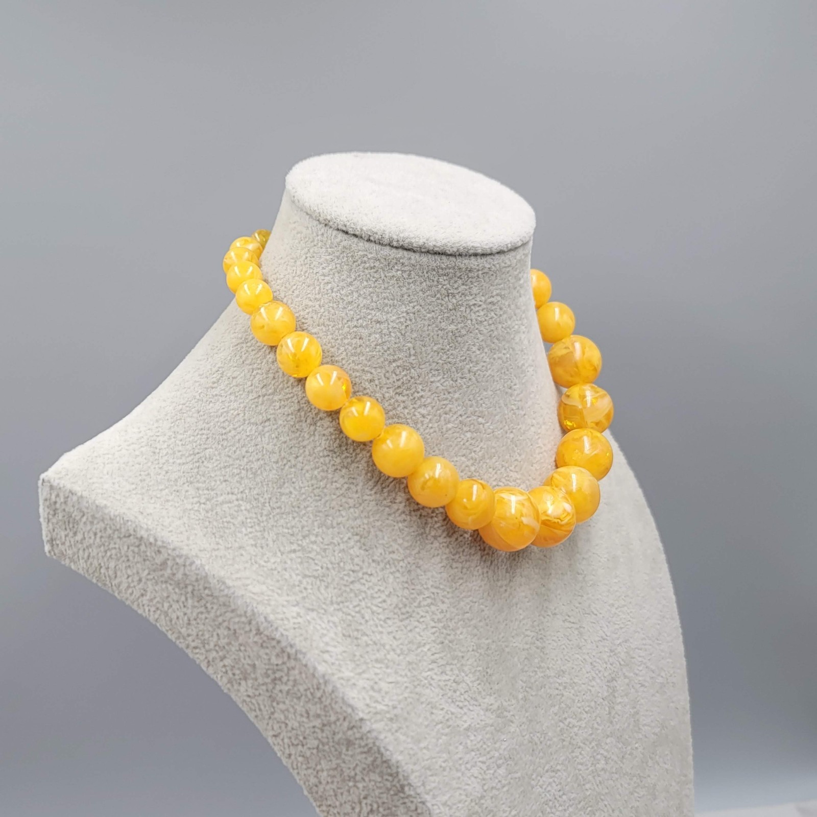 Vintage Marbled Yellow Bead Necklace Pin-Up Retro Costume 15″-18″
