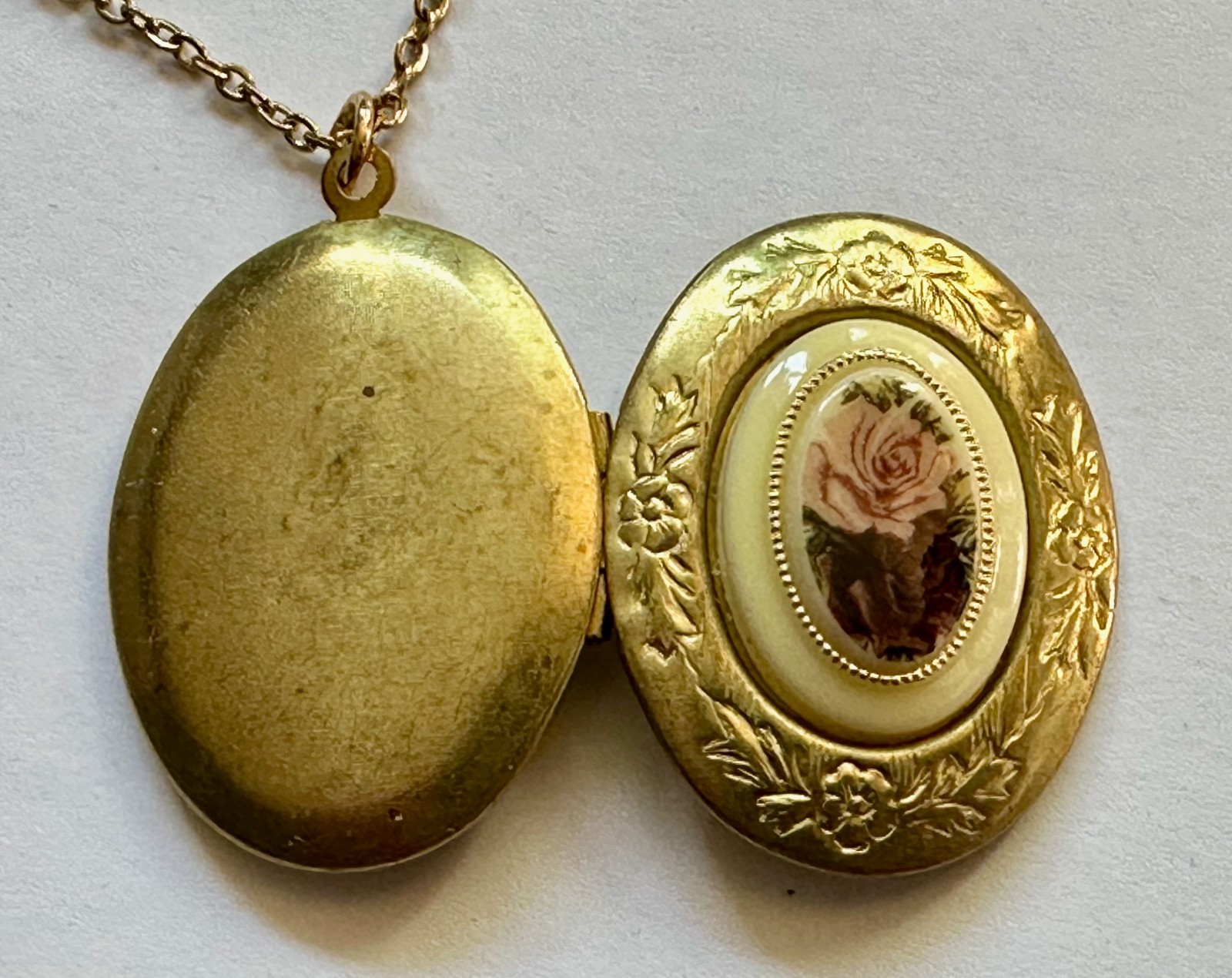 Vintage locket oval brass w PINK flower cabachon pendant 1 1/4″ necklace 20″ GP