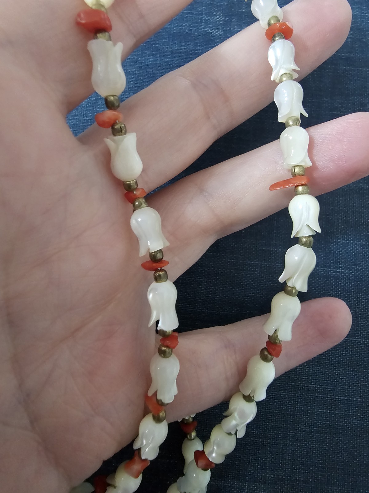 Vintage Carved Tulip Mother of Pearl And Coral Chip Goldtone Bead 23″ Necklace