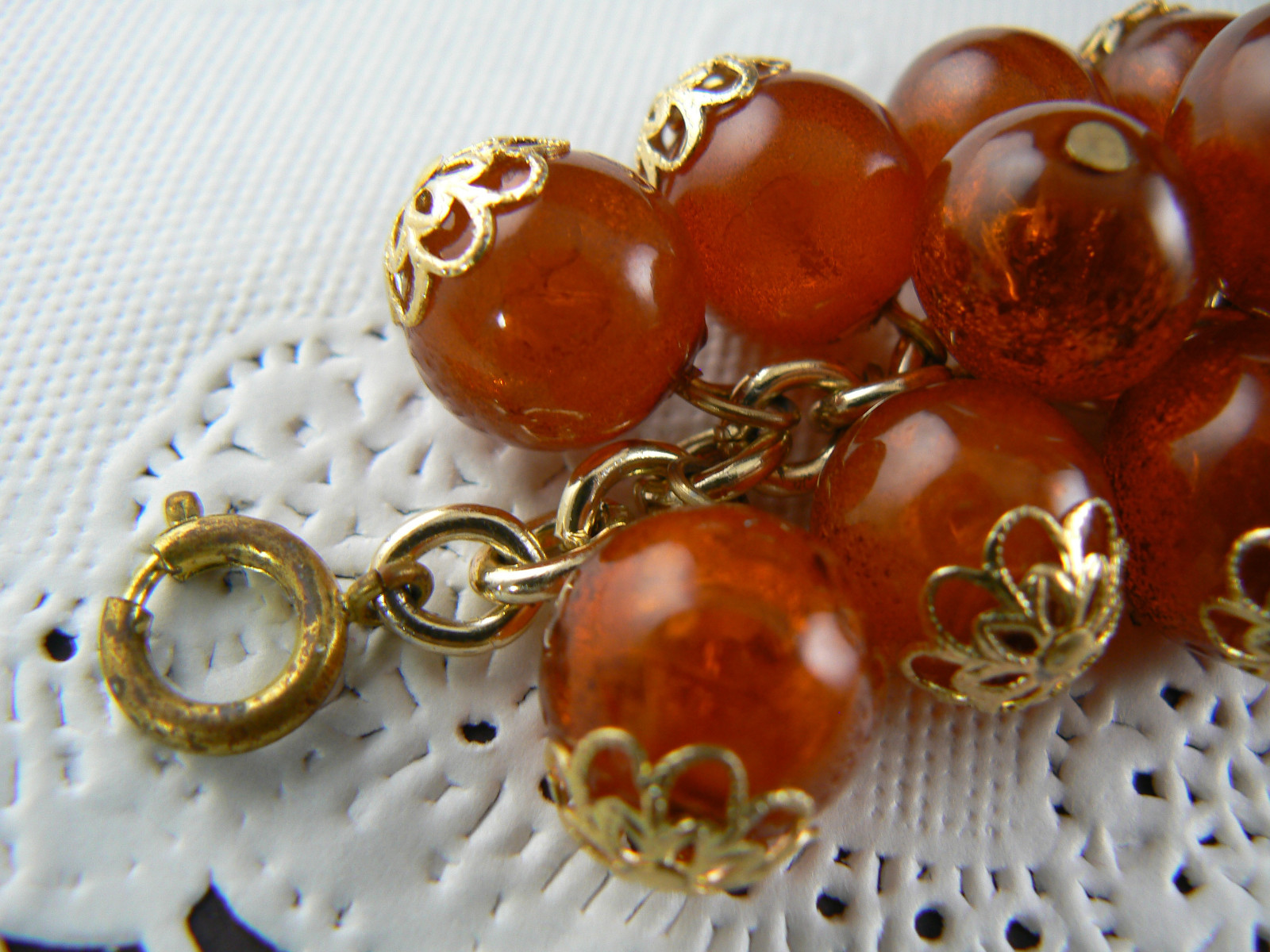 VINTAGE STYLE BRACELET BROWN WITH GOLD TONE ACENTS DANGLING BEADS (C7-24)
