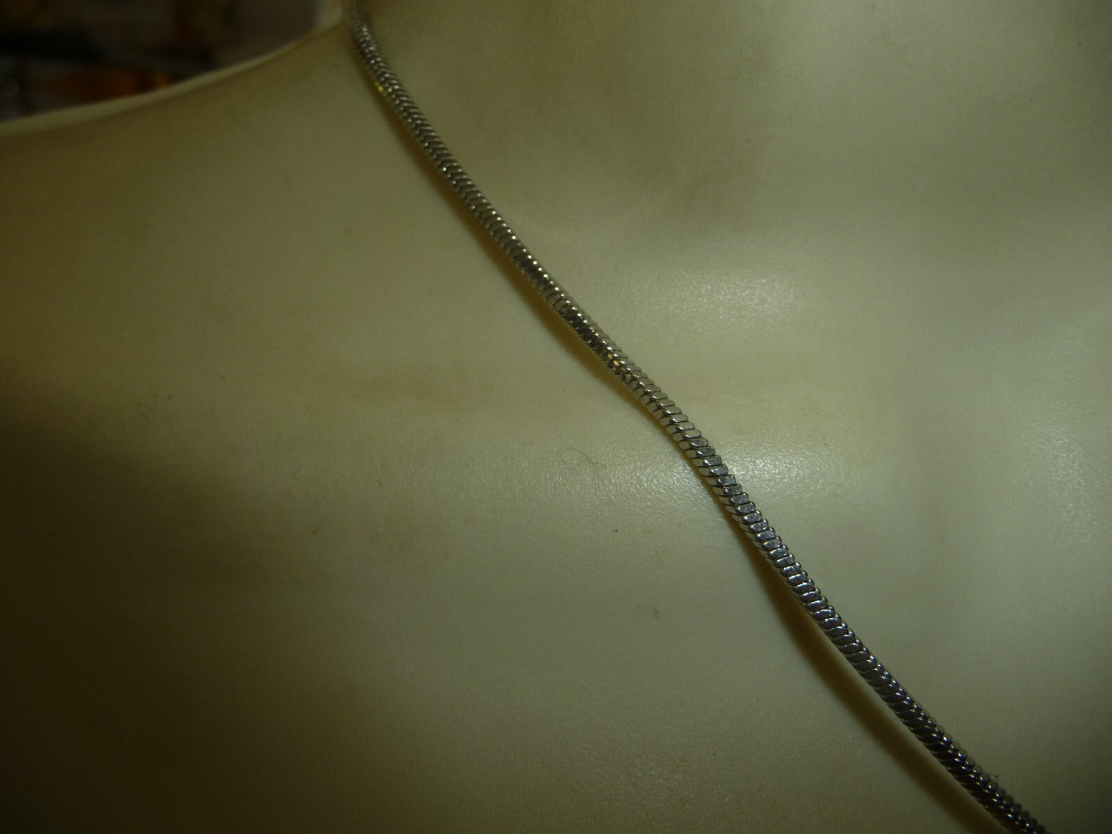 GWEN SIGNED 8″L SILVER TONE SNAKE CHAIN W 4″LTASSEL NECKLACE #24/7A