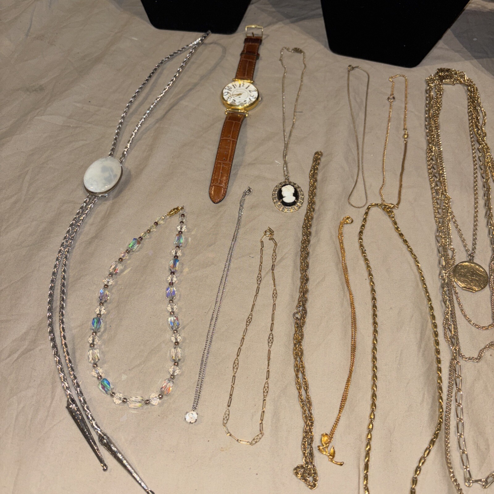 40 PIECE LOT VINTAGE COSTUME JEWELRY: NECKLACES, RINGS, PENDANTS, ETC AUCTION #8