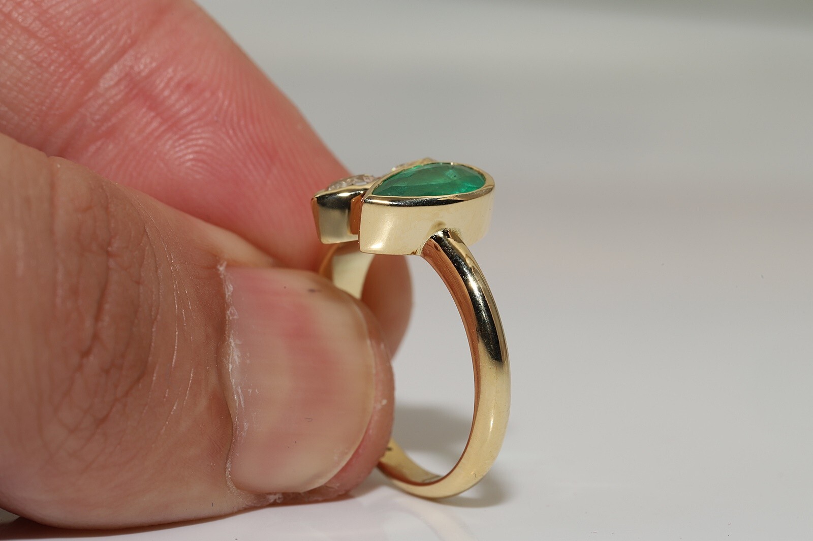 New Made 18k Gold Natural Old Pear Cut Diamond And Emerald Decorated Ring