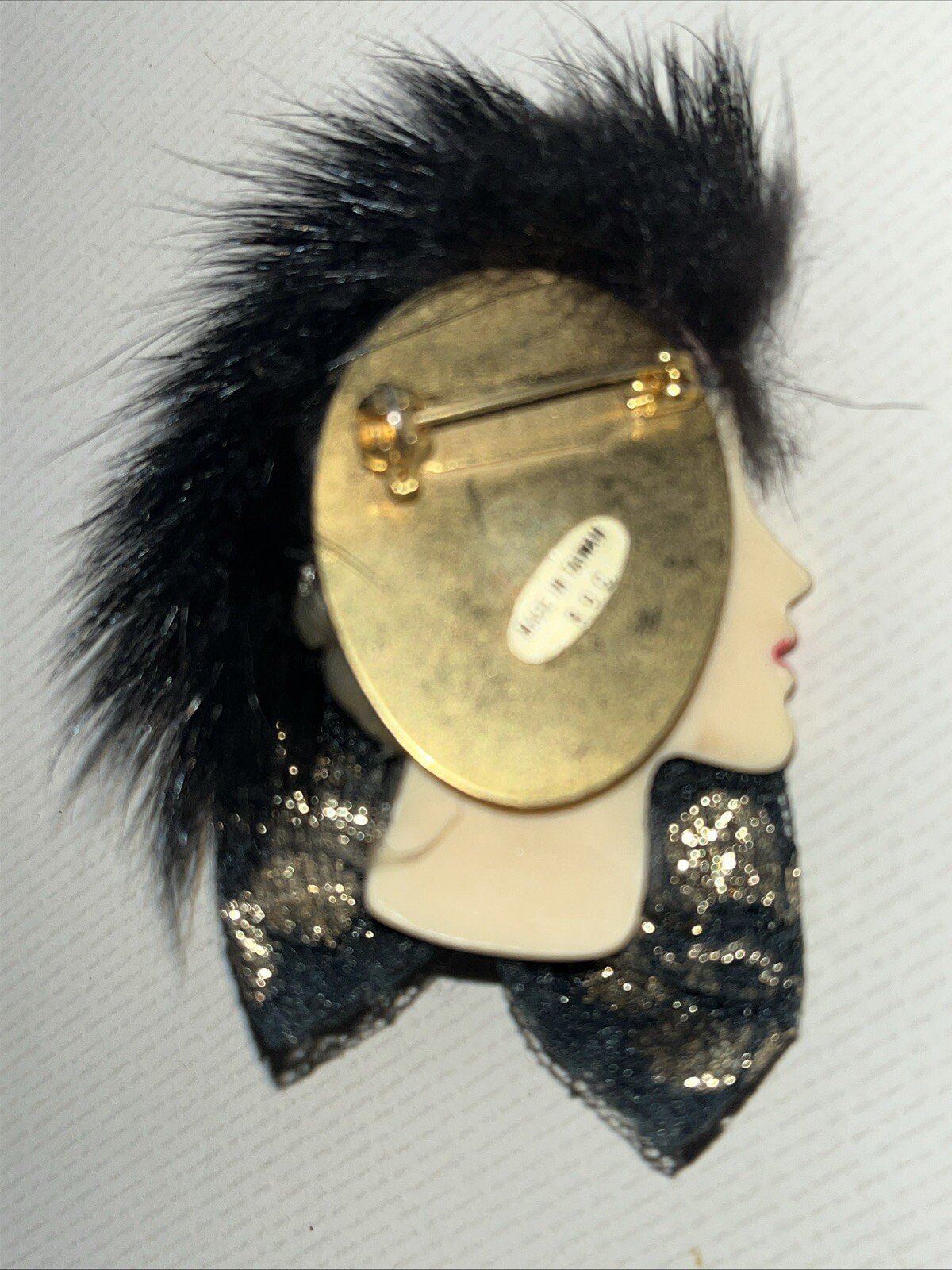 Vintage Fancy Lady Red Lips Woman Wearing Fur Type Hat Brooch Gold Color Pin