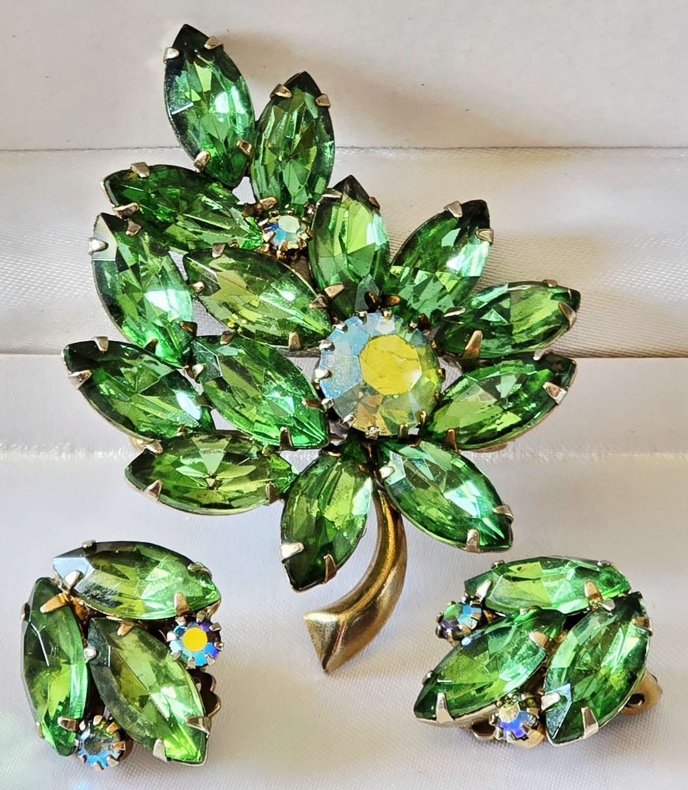 JULIANA STYLE EMERALD GREEN MARQUISE RHINESTONES/IRIDESCENT BROOCH & EARRINGS