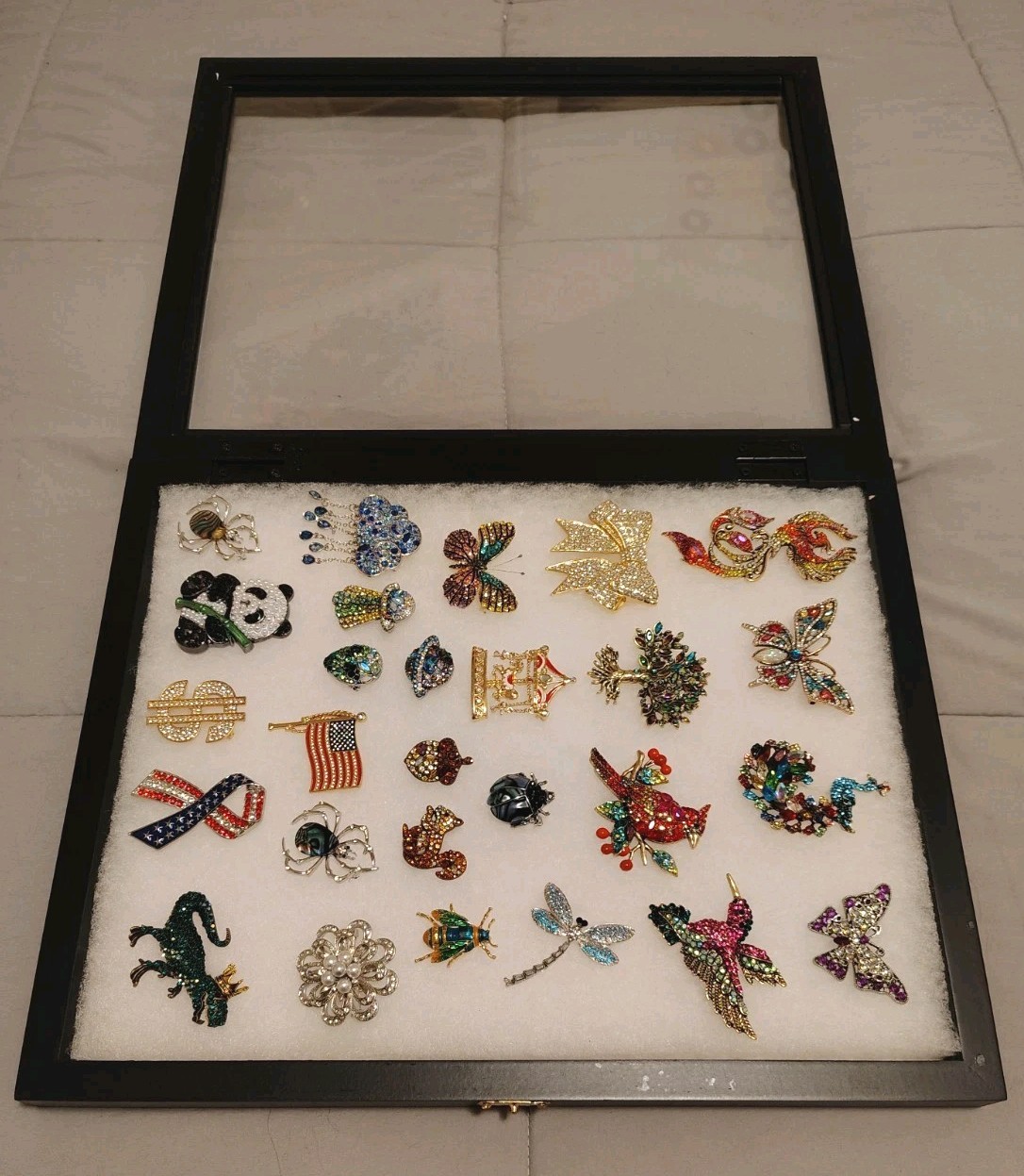 Rhinestone Brooches Lot Of 27 In Glass Front Display Case ** NEW ** ** NICE **