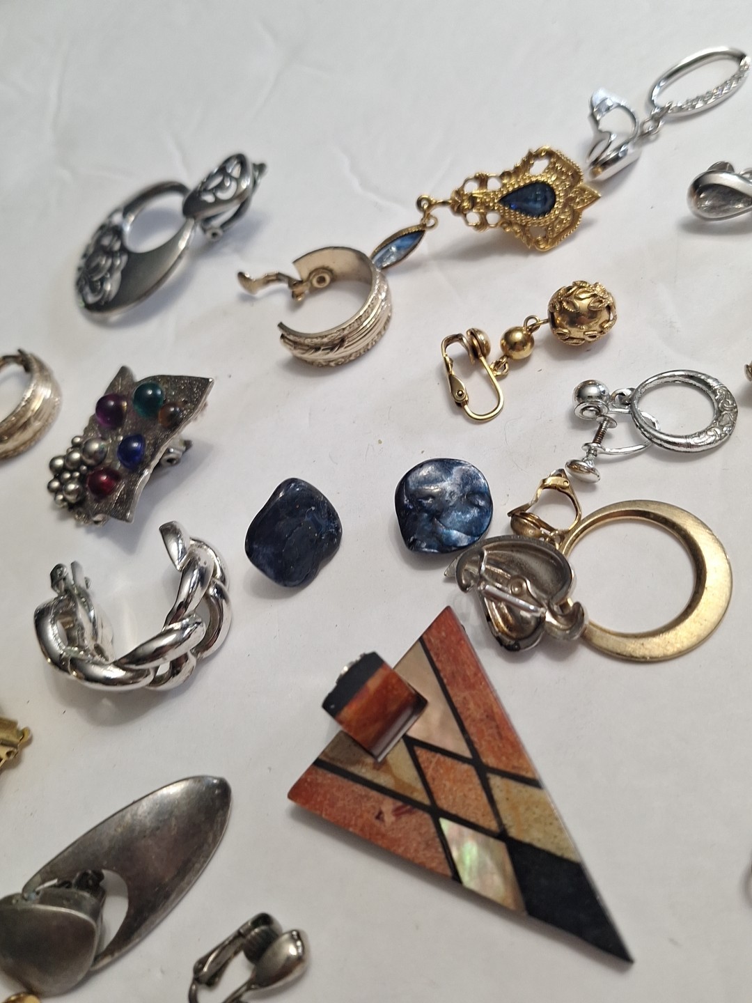 Costume Jewelry Earring Lot 40 pc pre-owned SINGLES AND PAIRS. AS IS . JZ