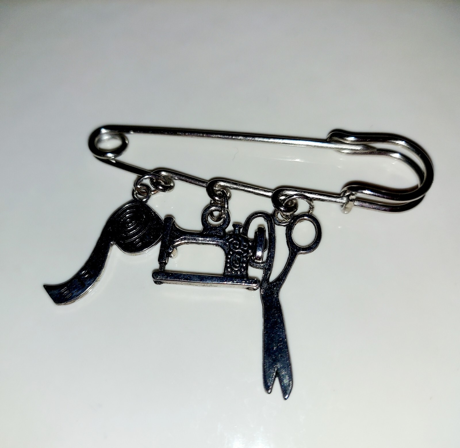 Vintage Sewing Brooch Kilt Pin Tape Measure Scissors Sewing Machine 3″ Gift Bag