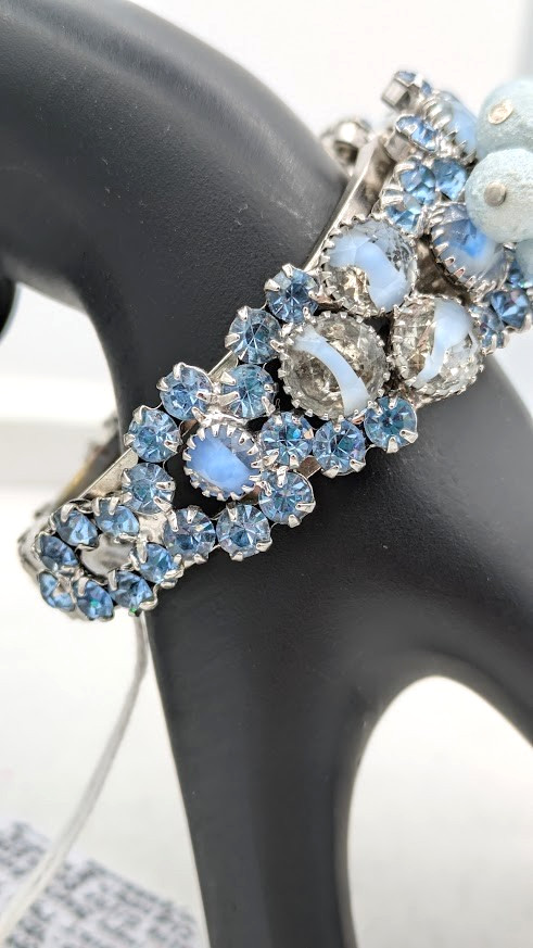 Vintage D & E JULIANA Clamper Bracelet VERIFIED Blue Givre Rhinestone Beaded