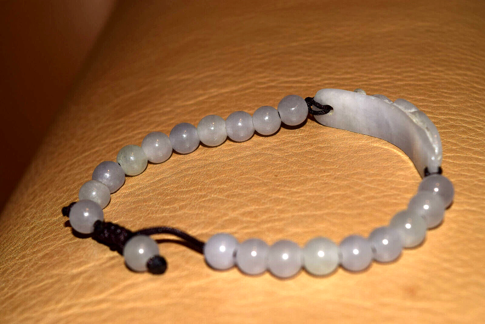 jade vintage women’s bracelet , very light lavender color, great pre-owned