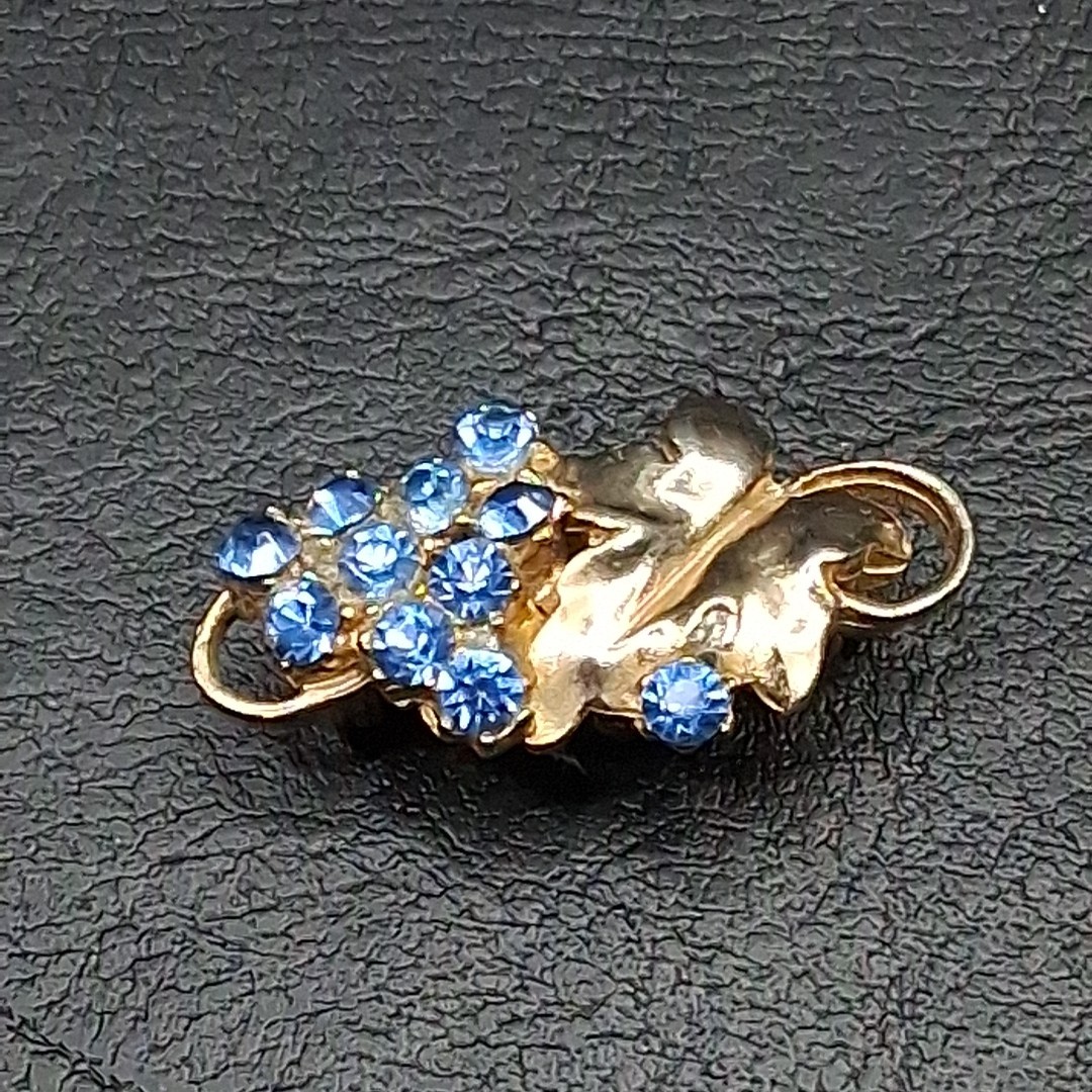 Vintage Small Bunch Of Grapes Pin Brooch Blue Rhinestone. 16.873