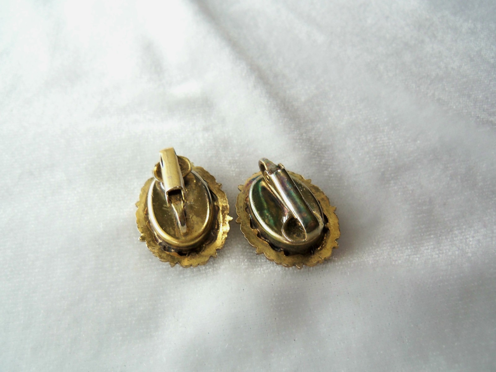 Vintage White On Brown Celluloid Cameo Gold Tone Filigree Clip On Earrings