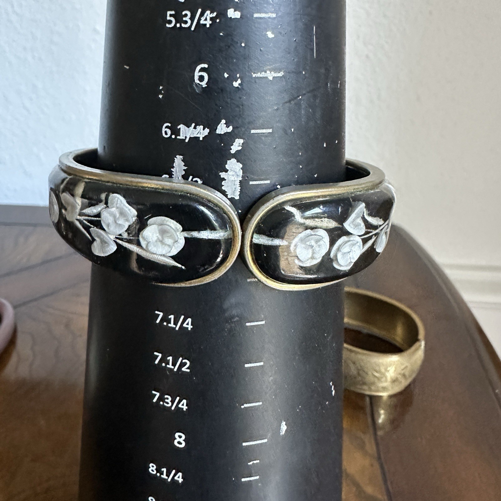 VTG Retro Cuff Clamper Bracelet Size 7 Acrylic Clear White Black Flowers Brass