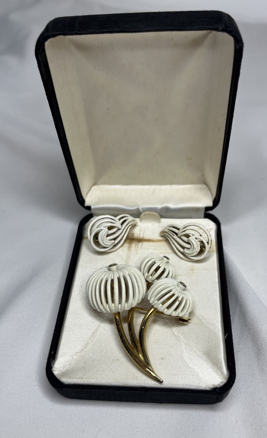 Vintage Signed Monet Goldtone White Enamel Flower Brooch With Earrings