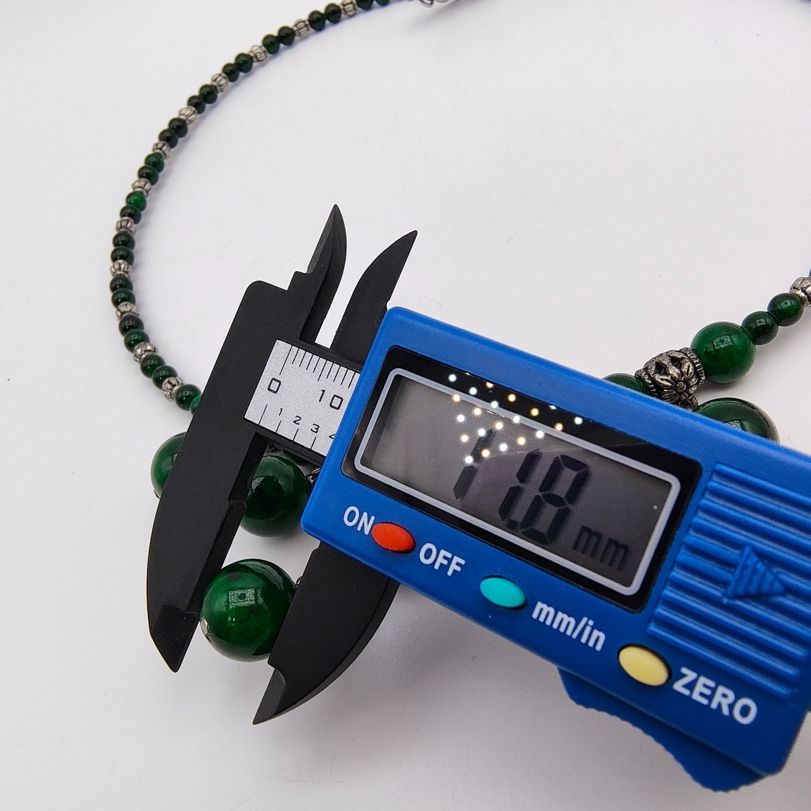 Vintage 90s Choker Necklace Green Glass Bead Dangle Silver Tone Memory Wire
