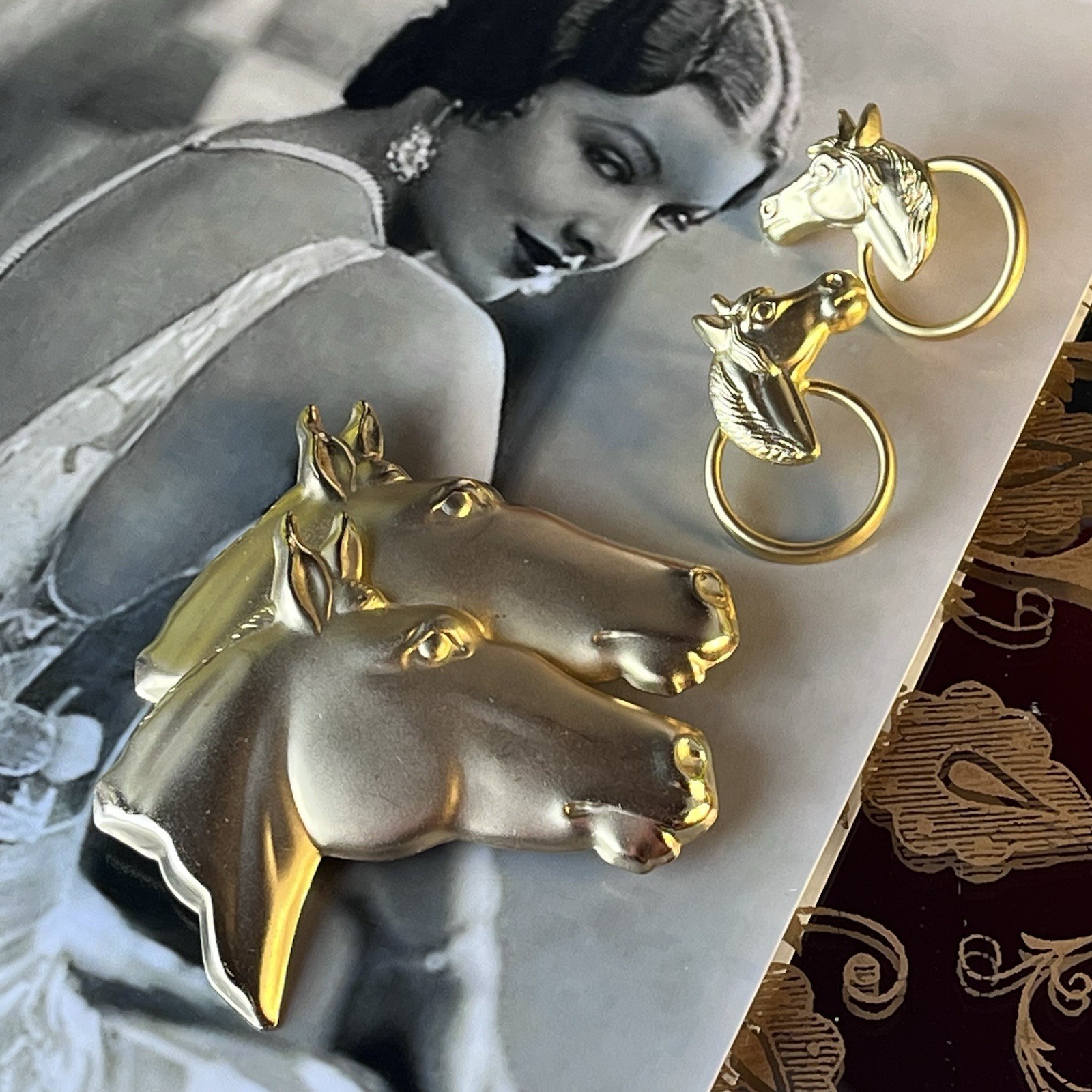 Vtg Gold Tone Twin Horse Head Brooch & Matching 1” Post Earrings Set – 2.25”