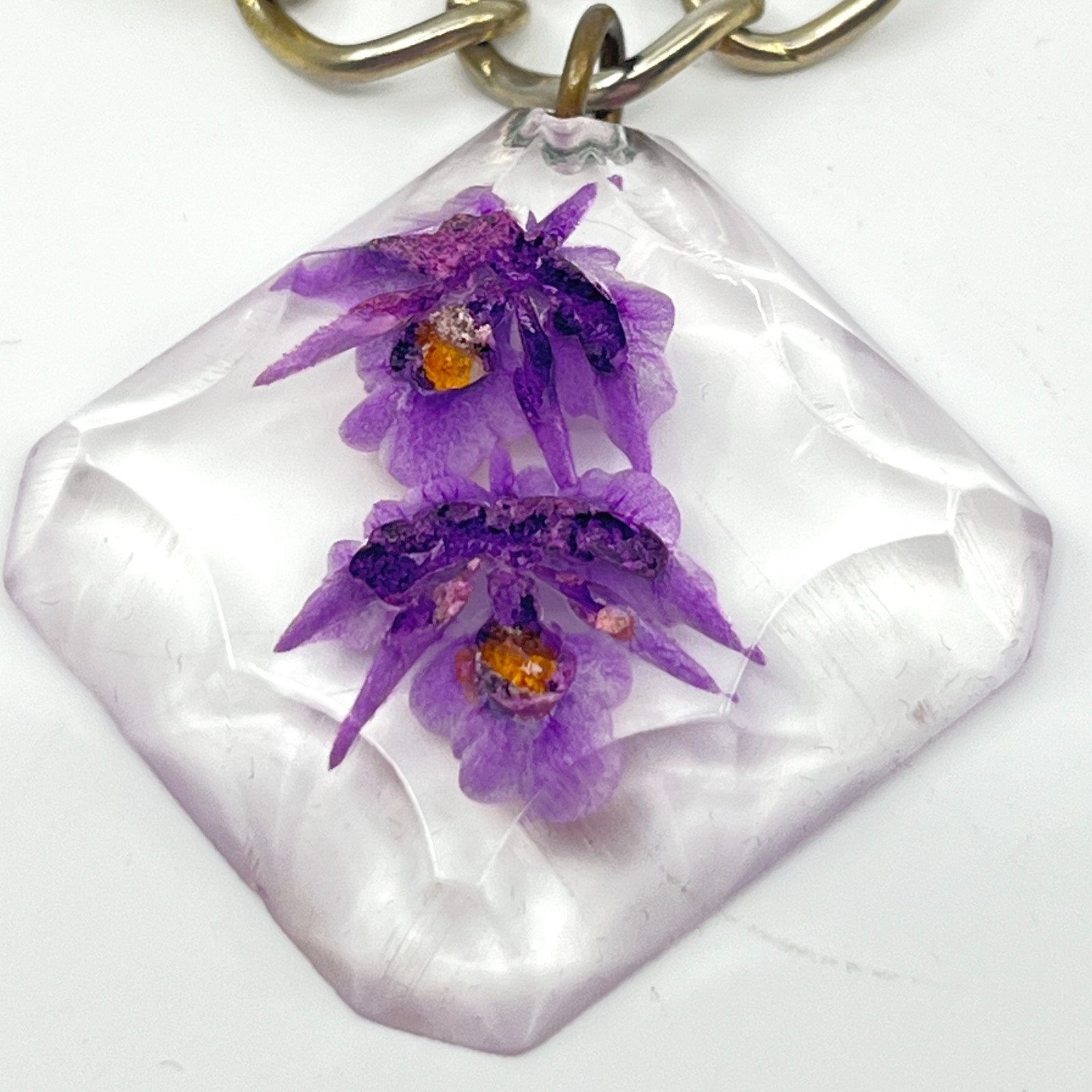 VTG Gold Tone Pressed Purple Orchid Resin Diamond Cut Pendant Link Bracelet