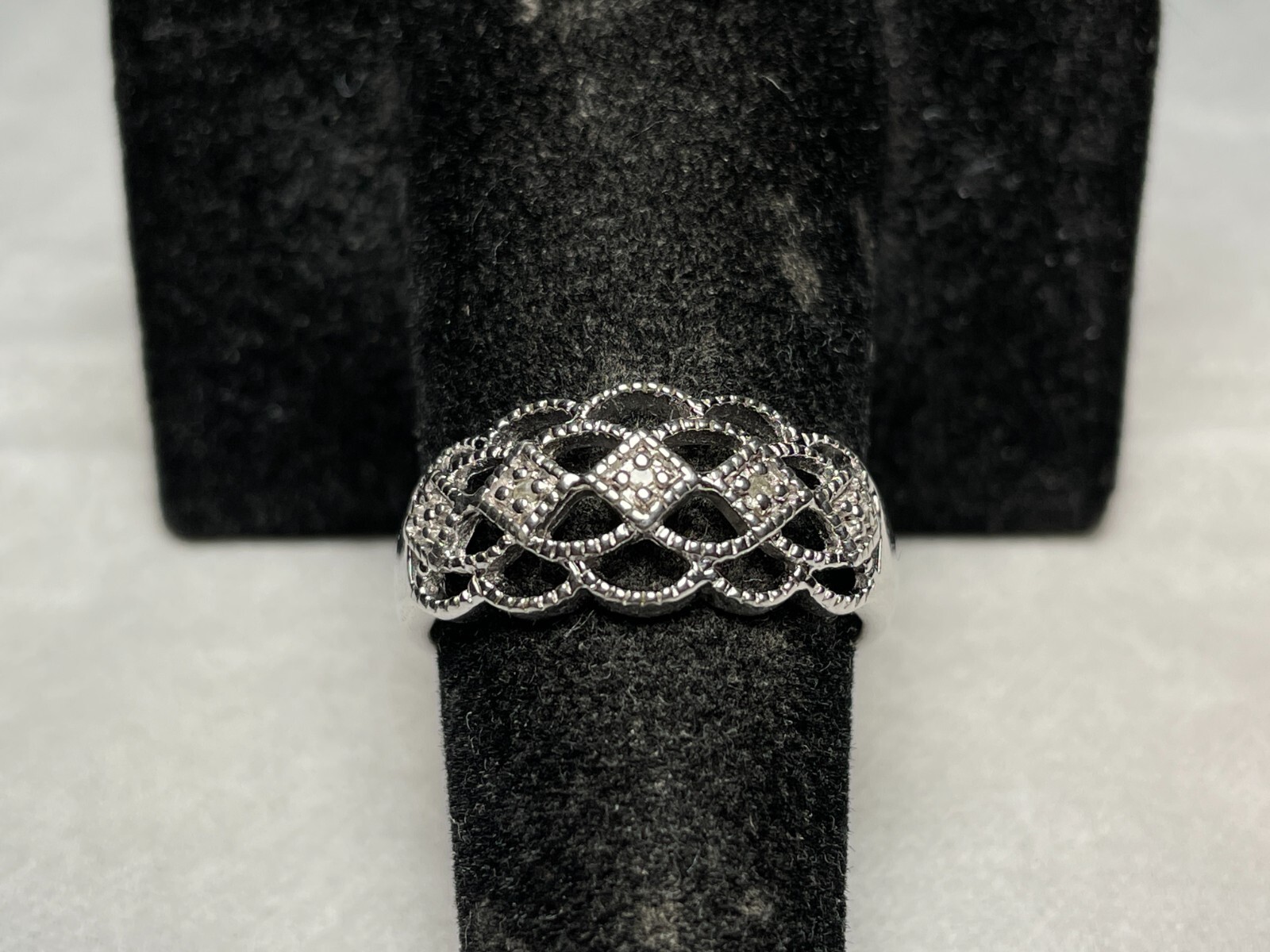 Vintage Sterling Silver 925 Ring filagree Design 3 Dimond Chips Size 8.75) 3.4G.