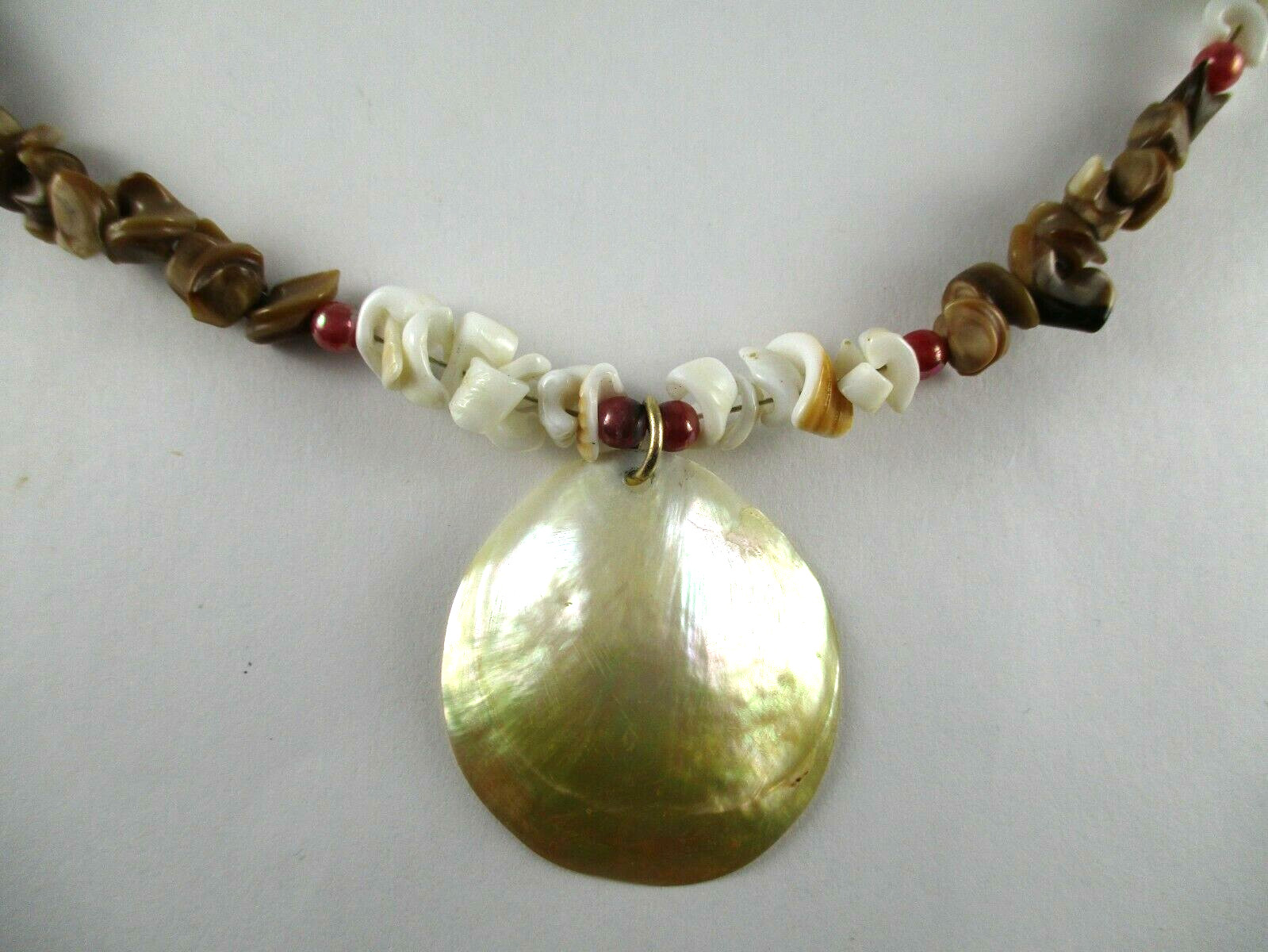 17″ SHELL NECKLACE GOLDTONE WITH SHELLS AND SMALL RED BEADS (71)