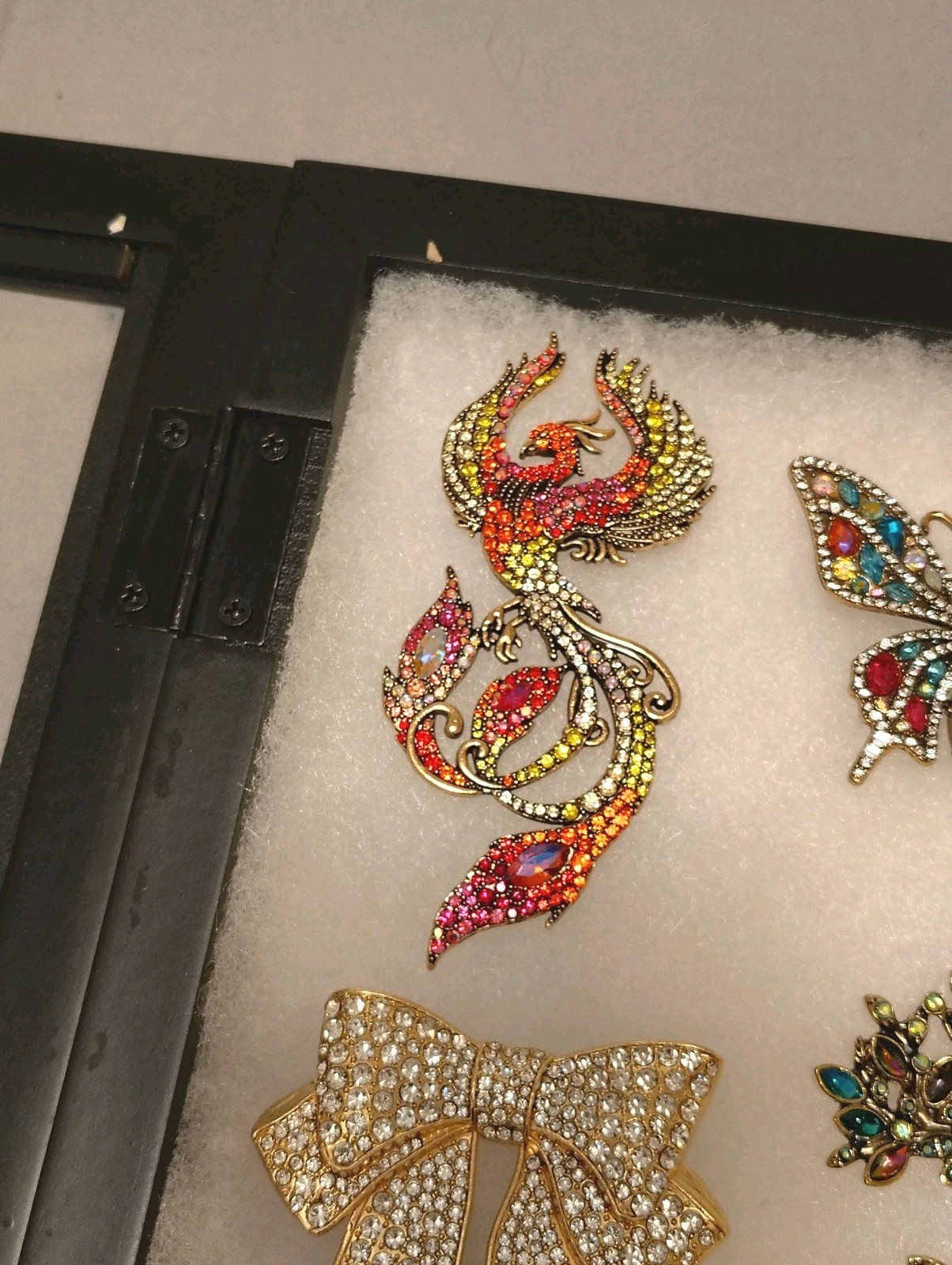 Rhinestone Brooches Lot Of 27 In Glass Front Display Case ** NEW ** ** NICE **