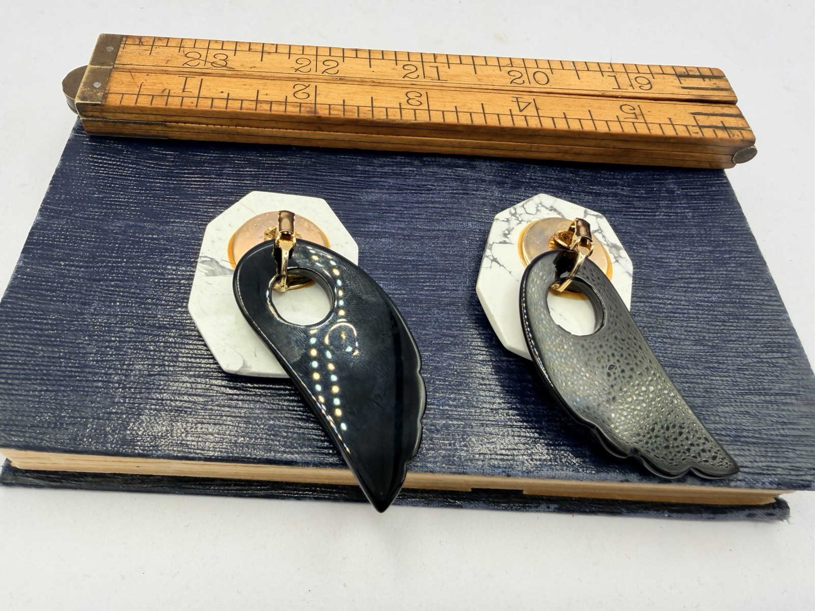 White & Black Gemstone Clip On Earrings 1980s Vintage Carved Wings Ro-Do Saks JN