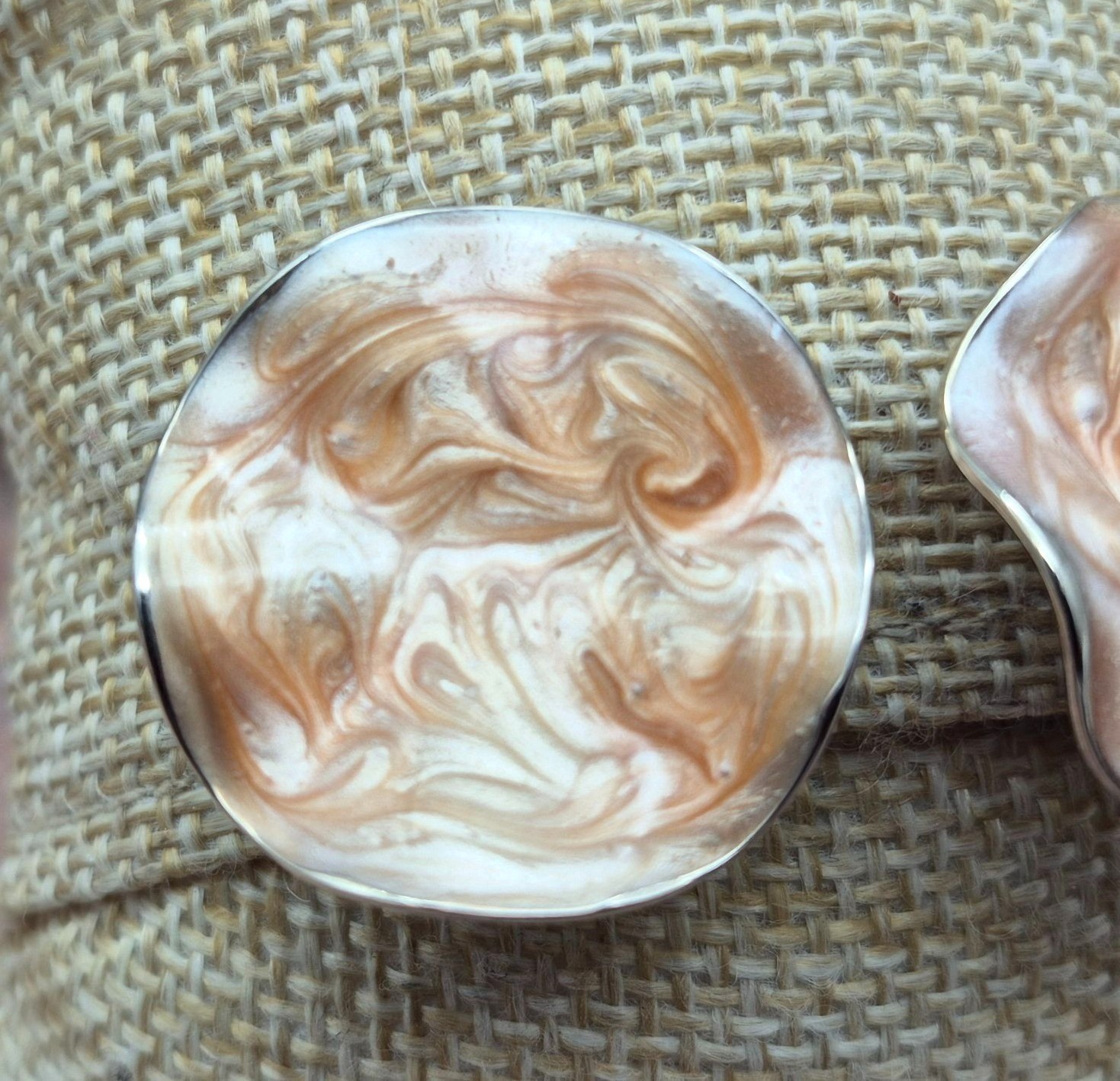 Vintage Avon Gold Tone Swirl Enamel Wavy Round Clip On Earrings Peach Brown 80’s
