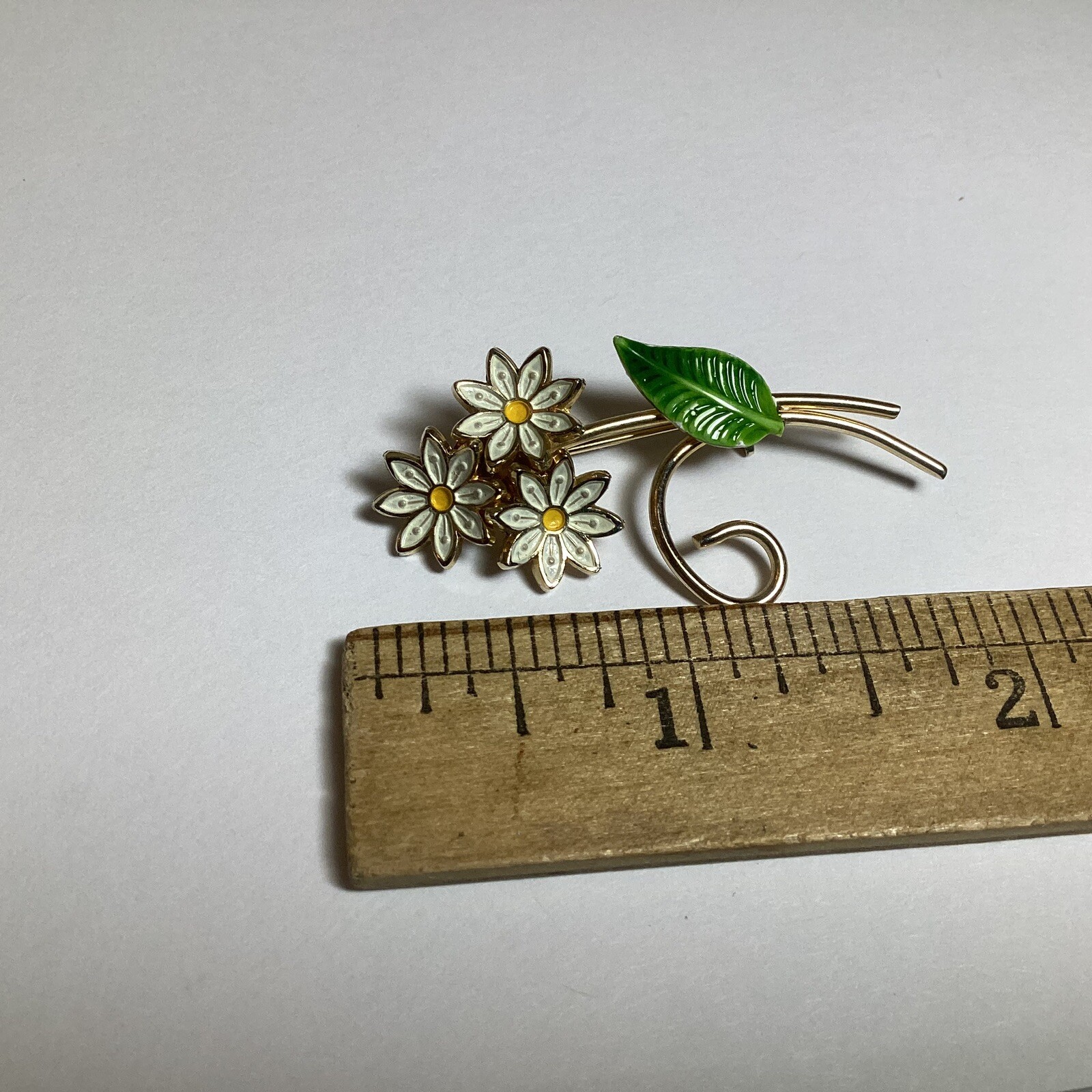PRETTY VINTAGE RETRO ENAMEL DAISY TRIO BROOCH WITH LEAF GOLDTONE