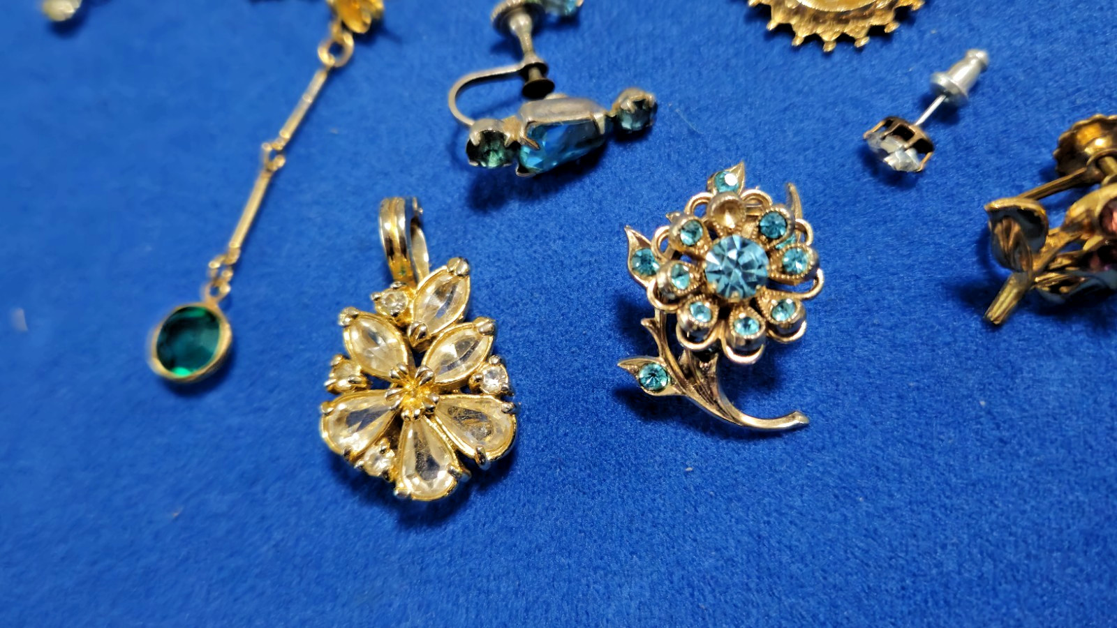 Vintage 37 Gem Stone Earrings / Dimond Like / Quartz Like Jewels – JEWELRY LOT