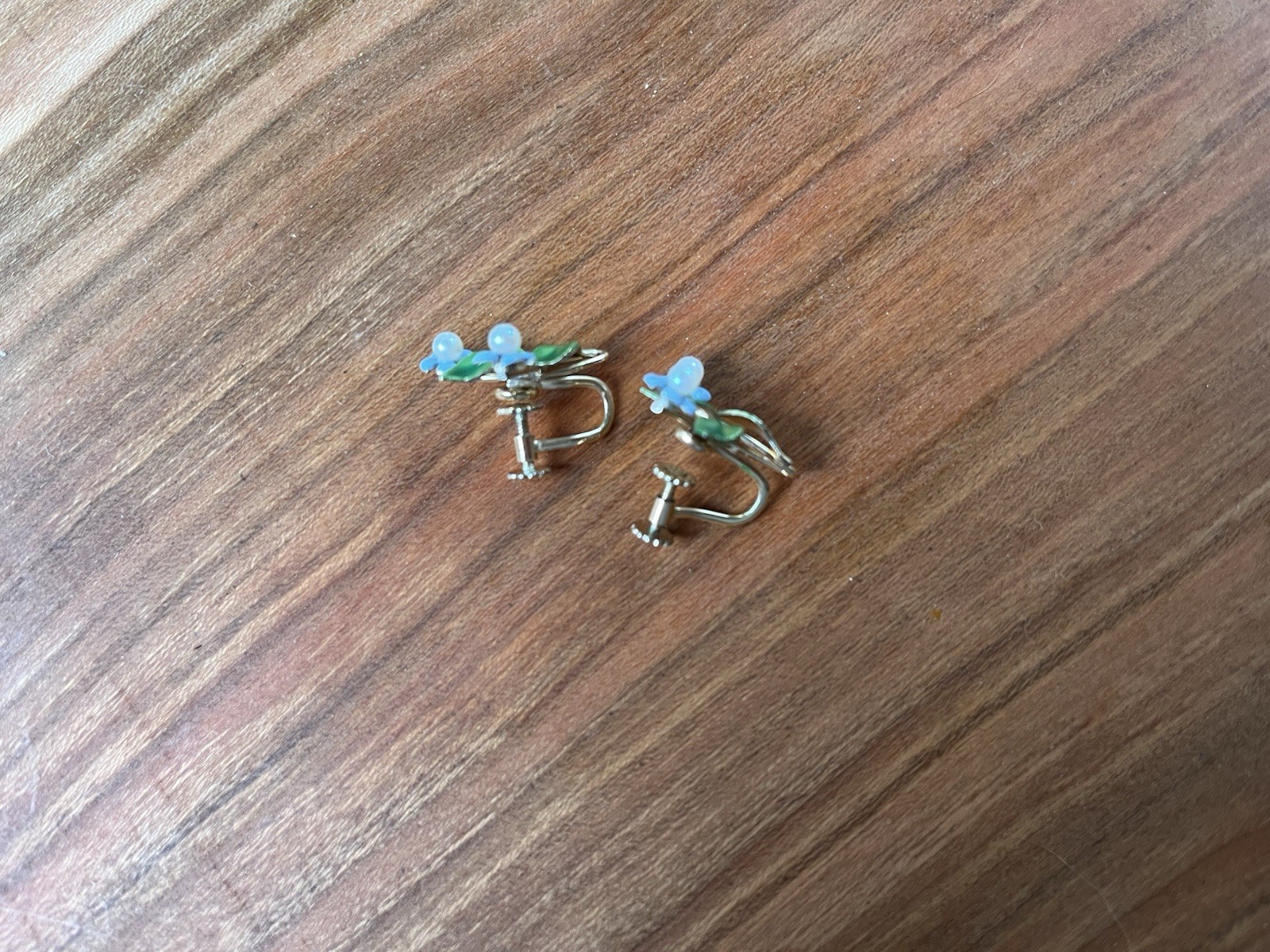 KREMENTZ Forget Me Knot Pearl Enamel Screw Back Earrings Vintage