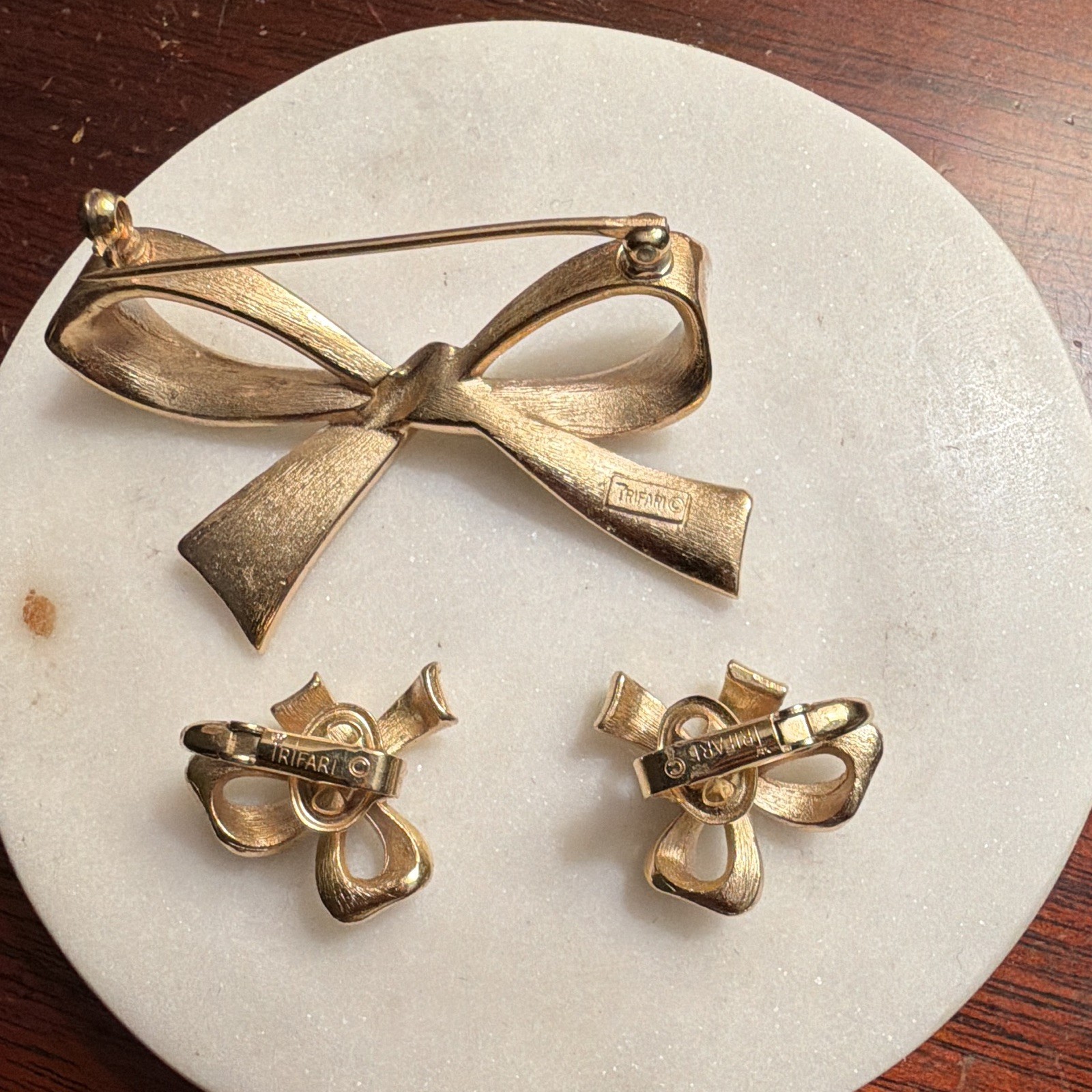 Trifari Signed Bow Jewelry Set Brooch & Clip-On Earrings Gold/White