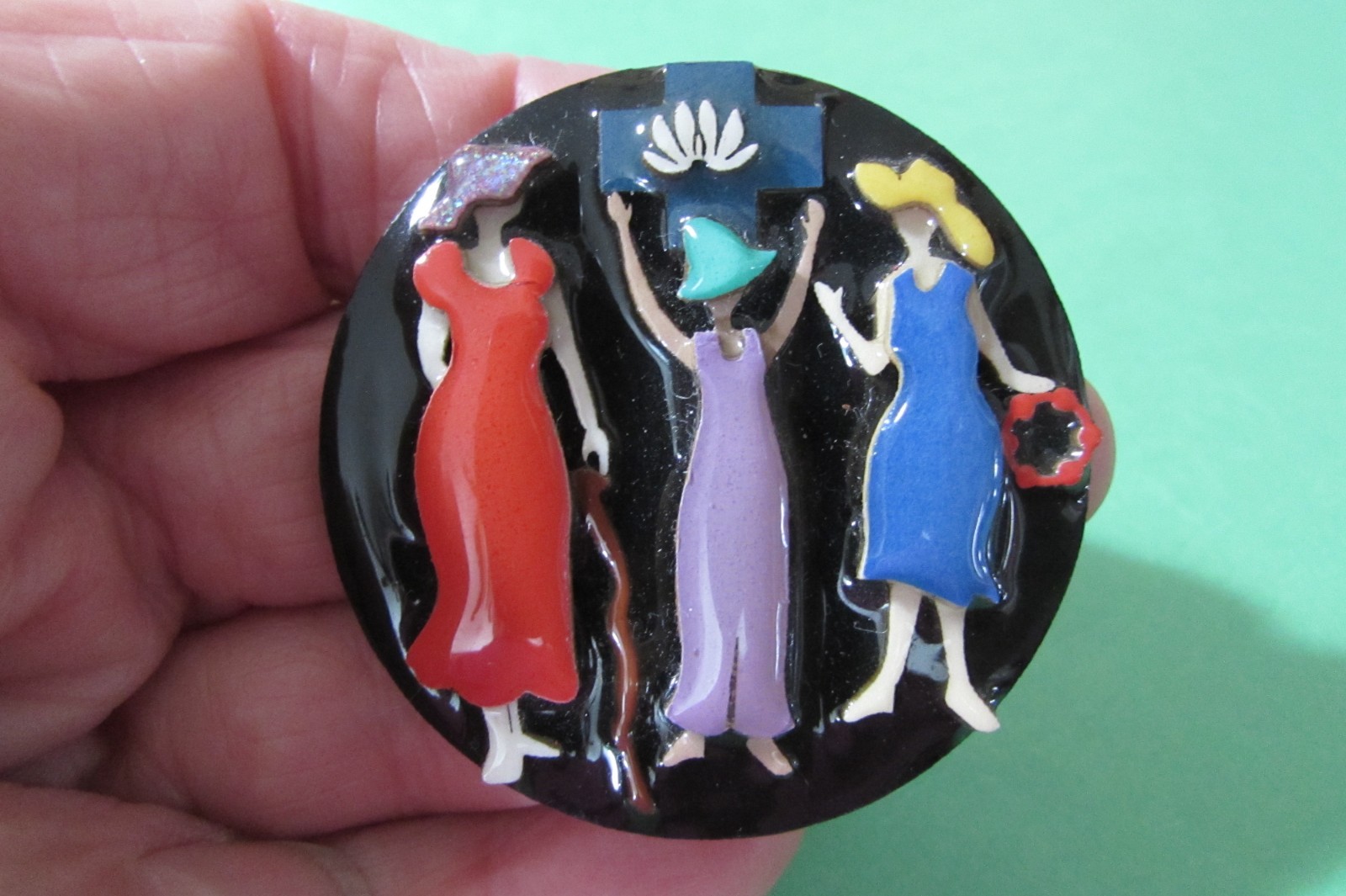 Vintage DESIGNS BY LUCINDA resin black almost 2″ round broach brooch pin