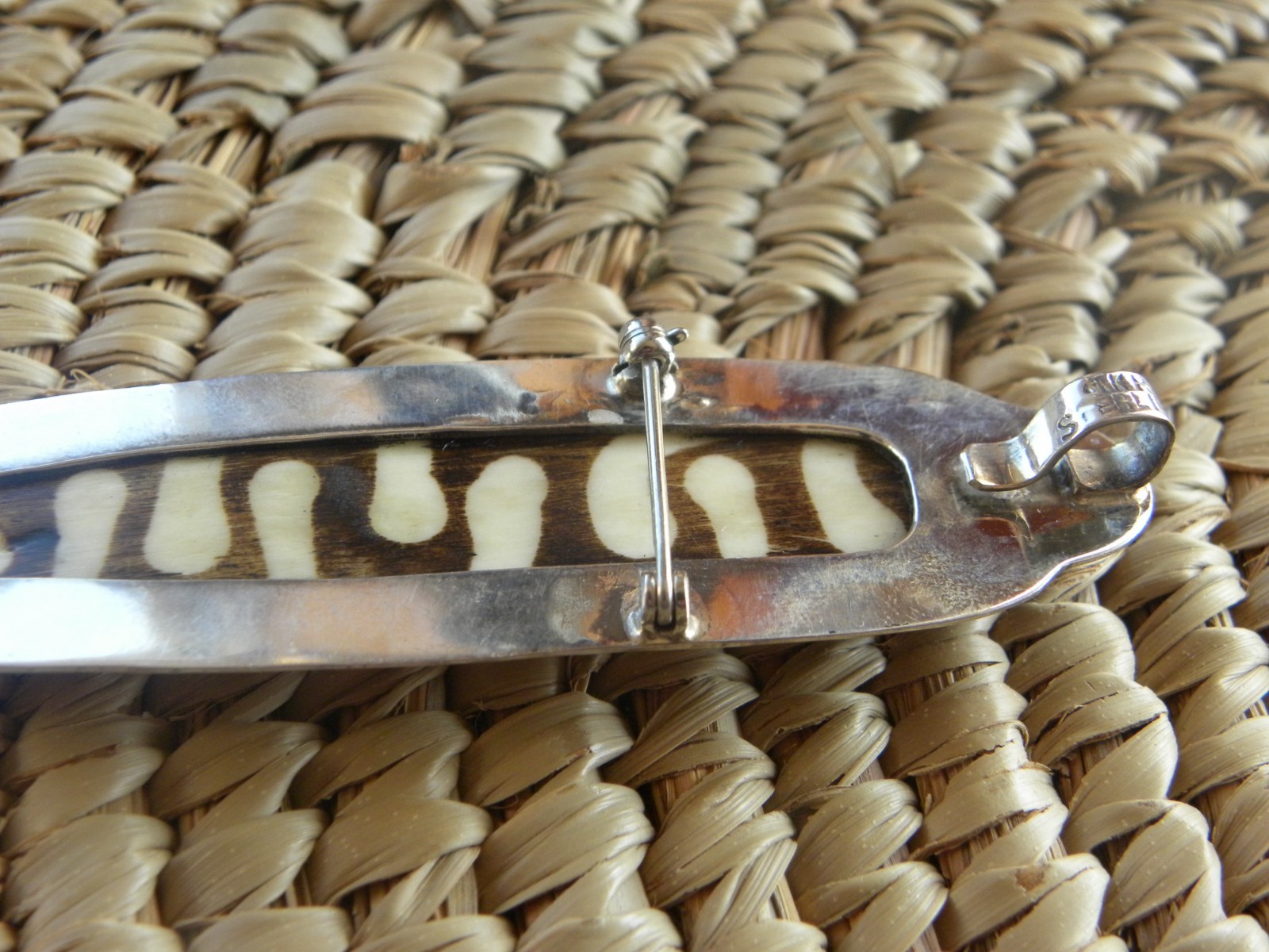 AMY KAHN RUSSELL STERLING SILVER ELONGATED PENDANT BROOCH PIN 3-3/4″