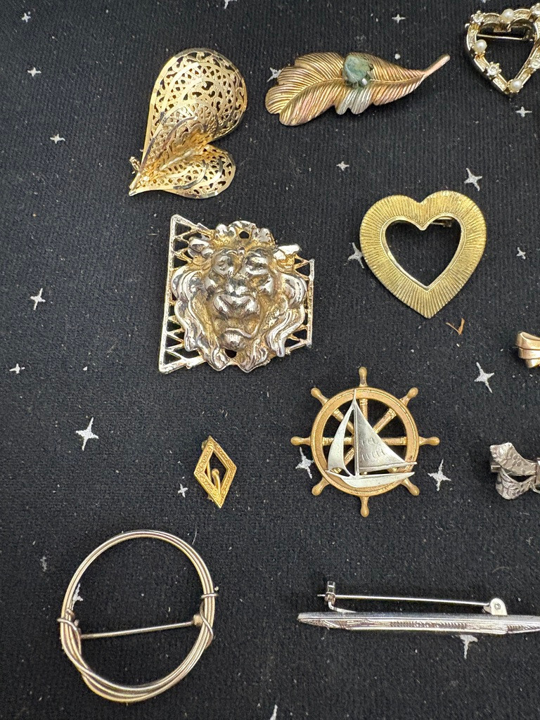 VTG Metal Pins Lot Of 18 Hearts,Stars,Flowers Mostly Gold Color