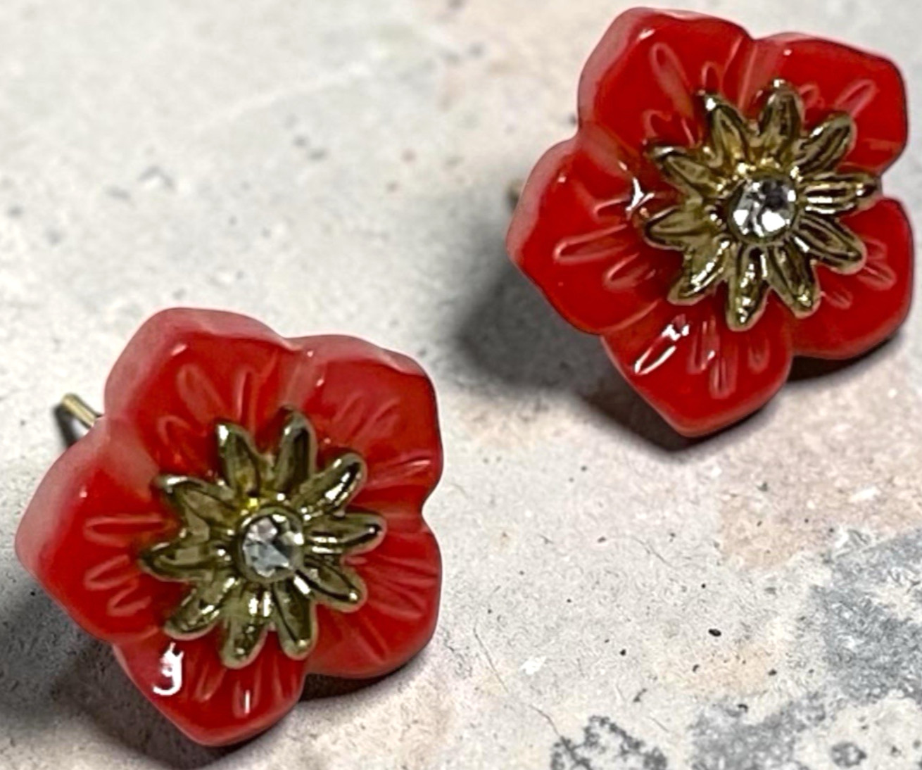 VTG Cherry Red Carved Resin Flower Earrings Goldtone Center Rhinestone Accent