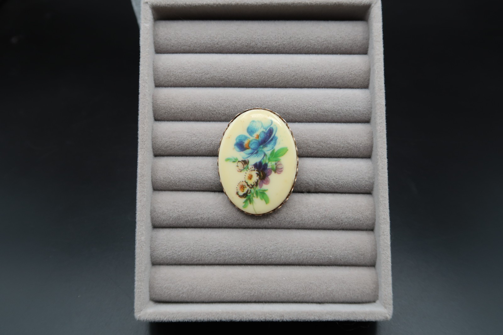 Vtg Cameo Brooch Floral Bouquet Design Cream Base Scalloped Metal Frame