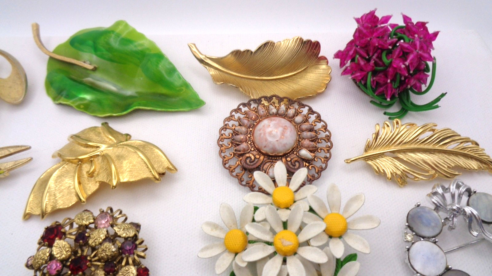 25 Vintage Cabochon Crystal Enamel Faux Pearl Rhinestone Flower Leaf Brooch Lot