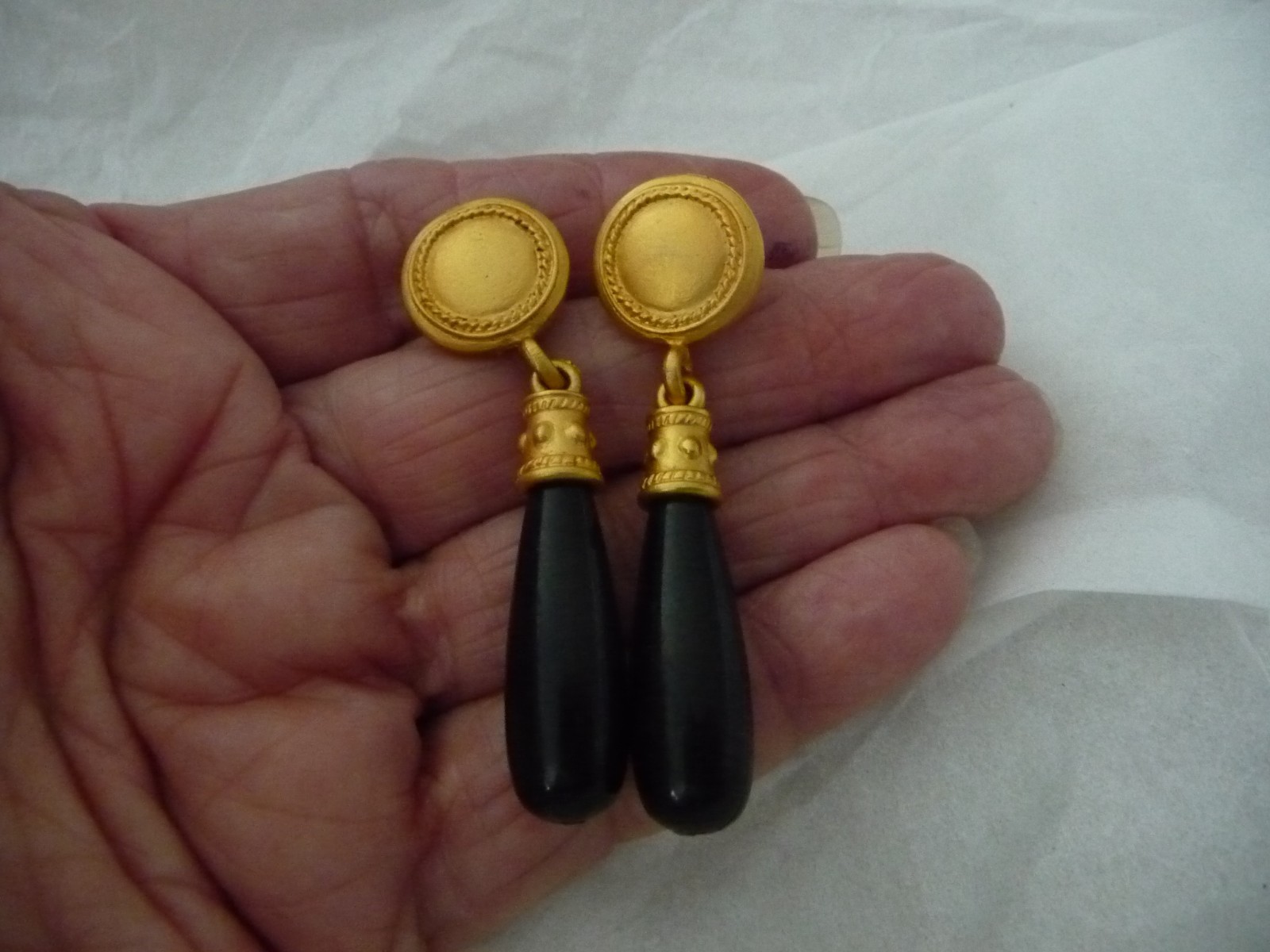 GOLD TONE W 1 1/4” DANGLE BLACK DROP PIERCED EARRINGS #5/20