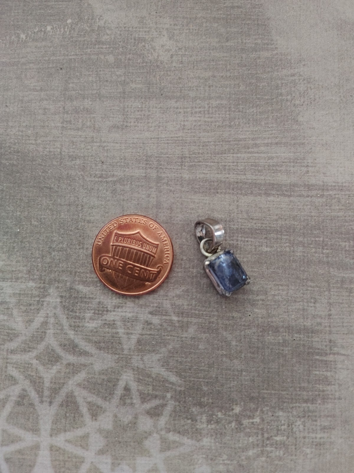 Vintage pendant sterling silver natural blue Iolite gemstone prong set 1.6g
