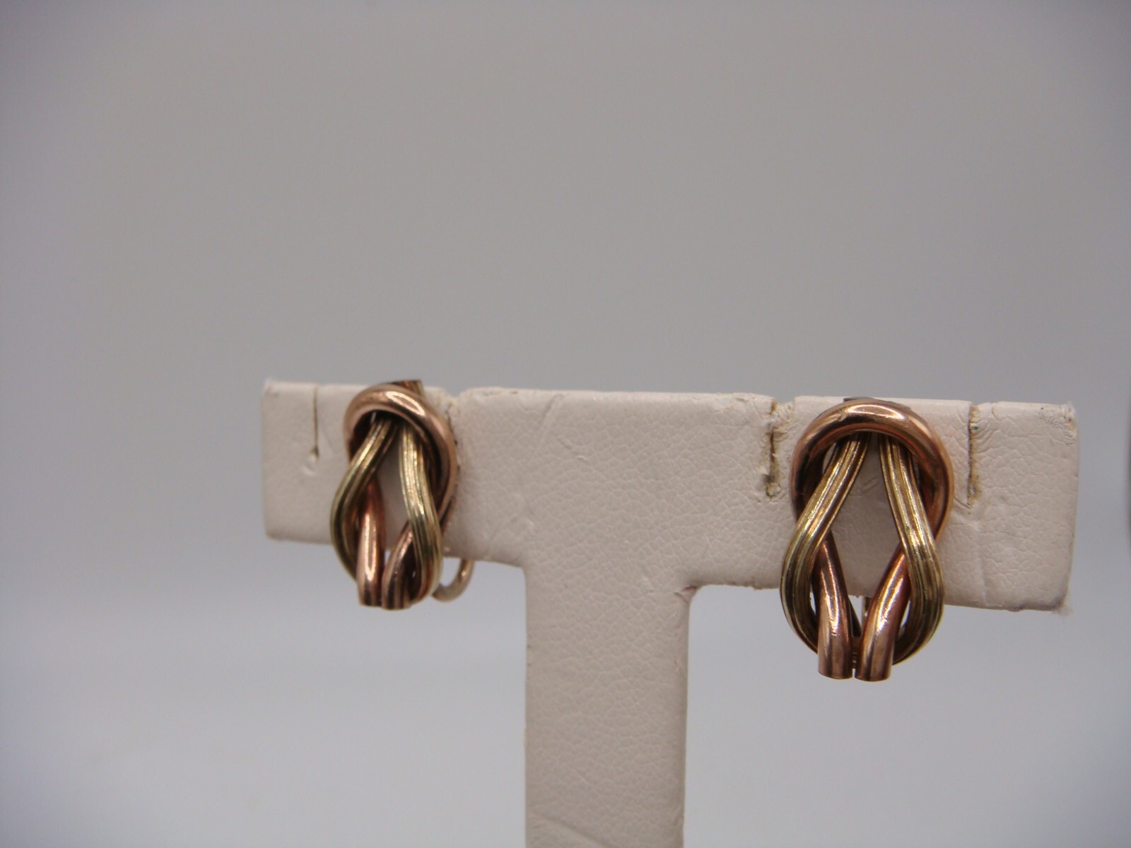 VINTAGE SIGNED CATAMORE 1/20 12K GOLD FILLED DUAL TONE KNOT SCREW BACK EARRING