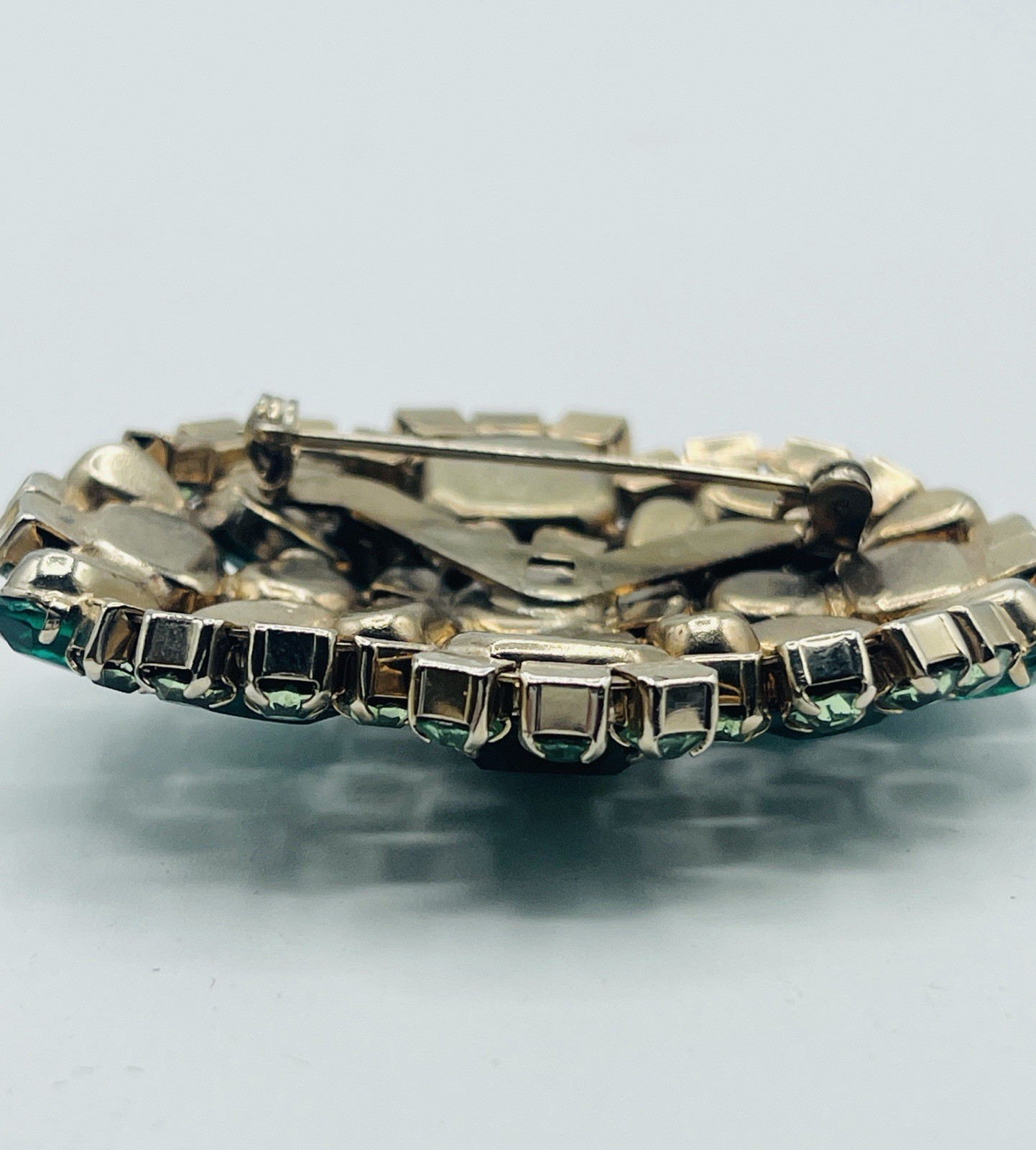 Vintage Unsigned Silver Tone Brooch w/Emerald & Lime Green Prong Set Crystals
