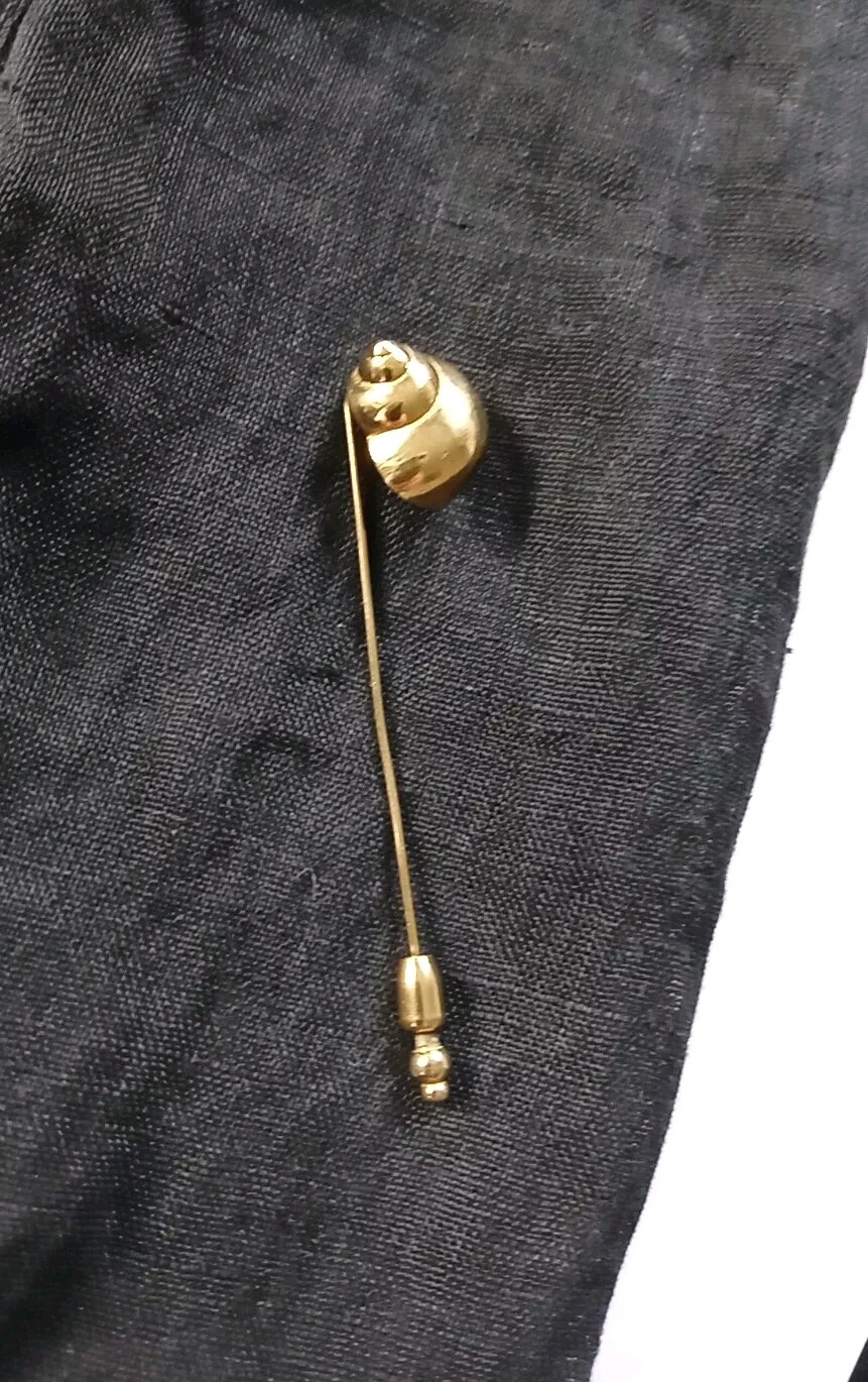Vintage Crown Trifari Classic Figural Stick Pin, Sculptural Golden Sea Shell 3″