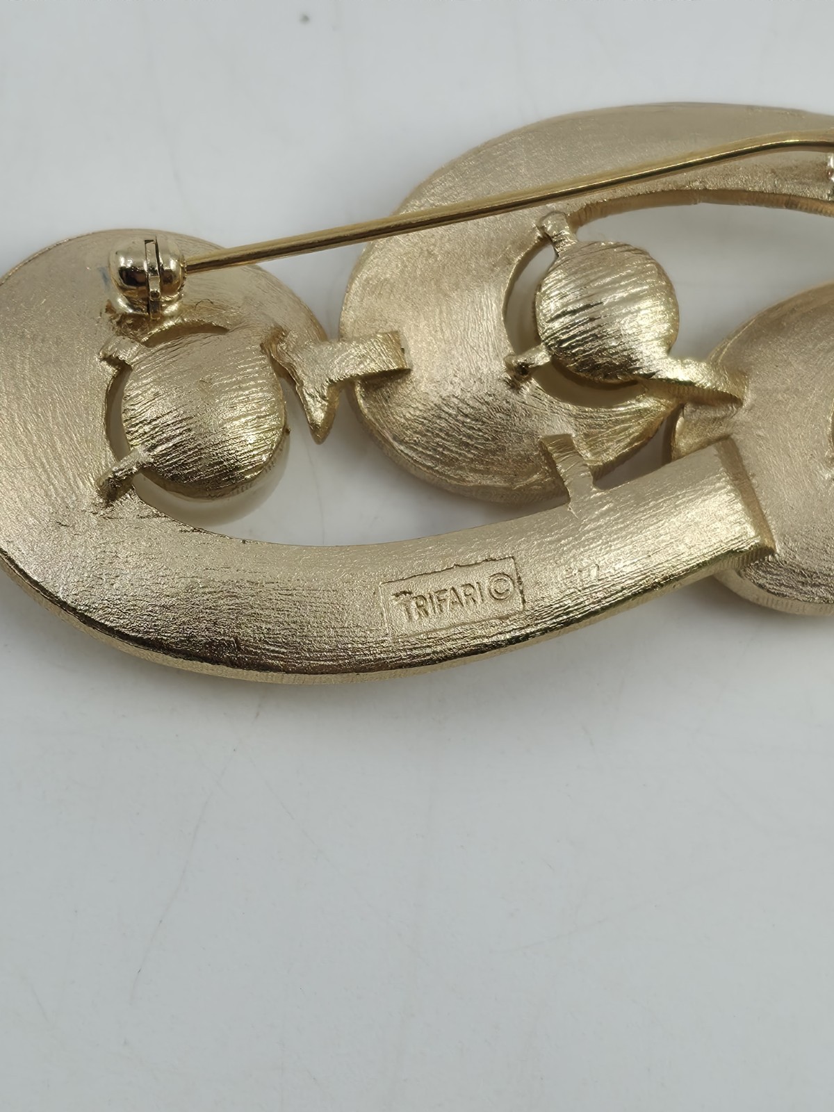 Vintage Crown Trifari Faux Pearl Gold Tone Swirl Ribbon Pin Brooch