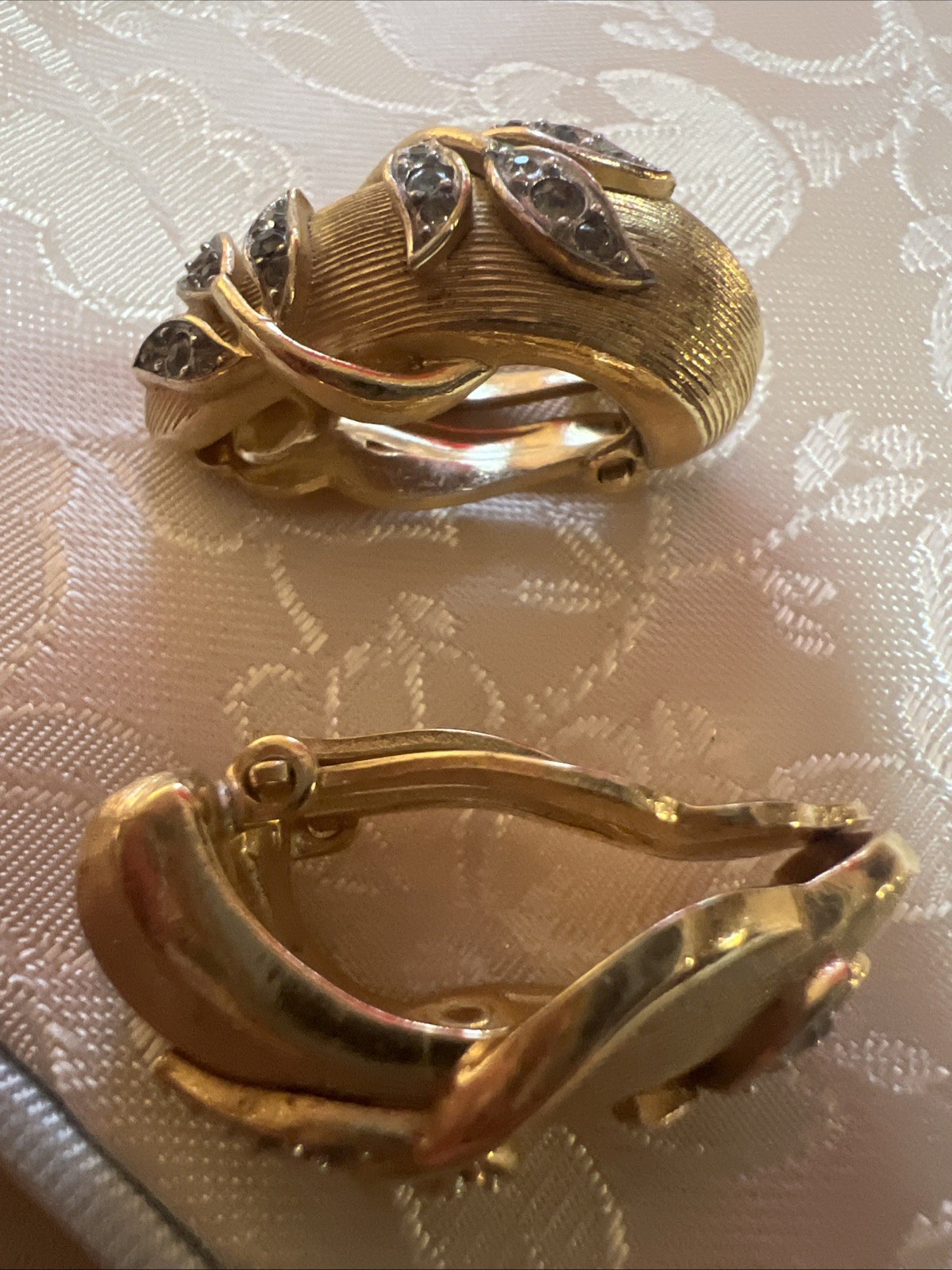 Vtg Crown TRIFARI PHILIPPE Rhinestone GARDEN OF EDEN Leaf Brushed Gold Earrings