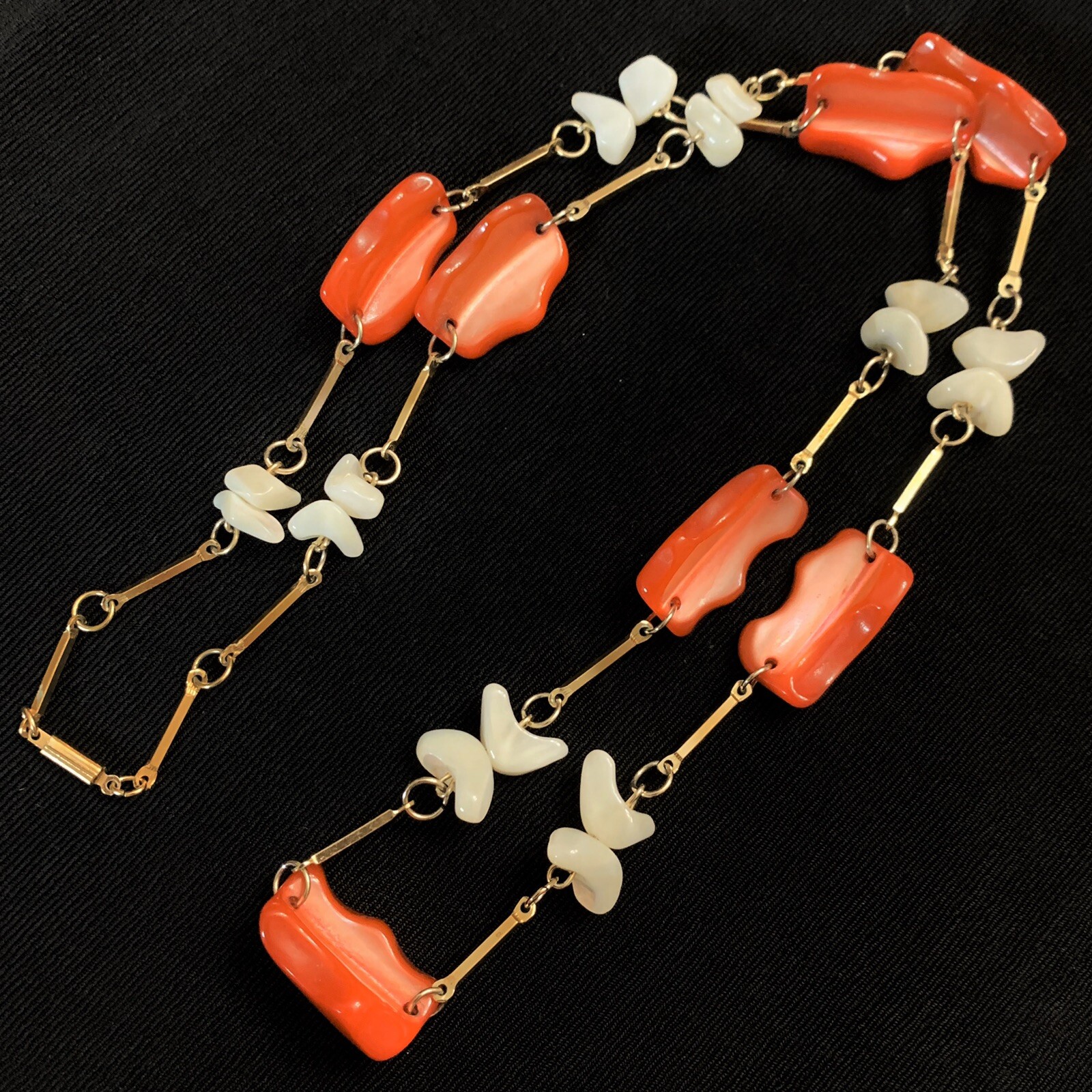 Vtg Red Mother Of Pearl MOP Shell Gold Tone Bar Link Necklace 26” Shell Station