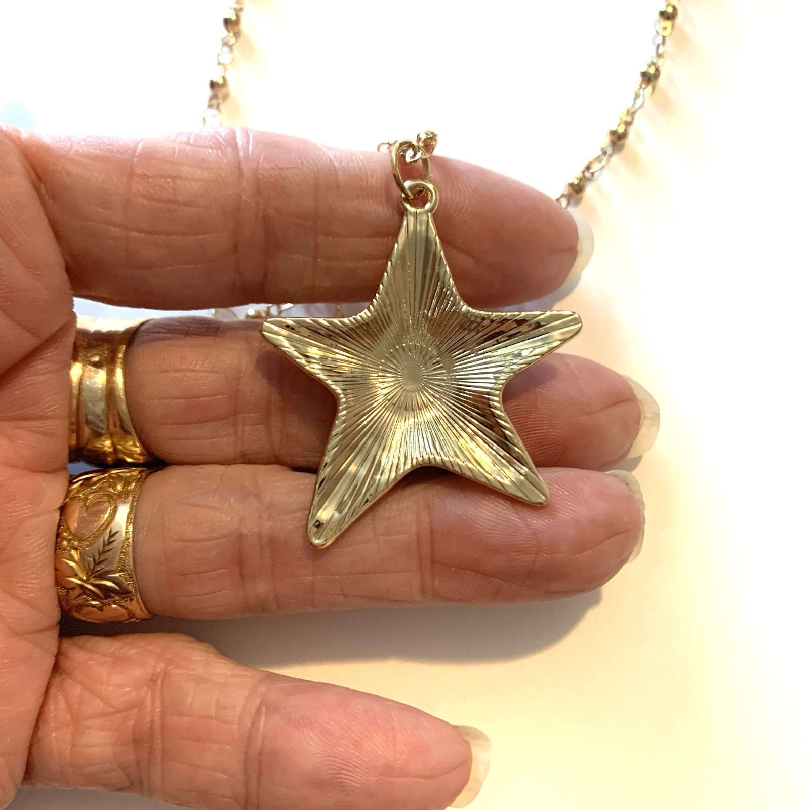 Patriotic Abstract Gold Tone Star Necklace Pendant Hammered Bead Station Chain