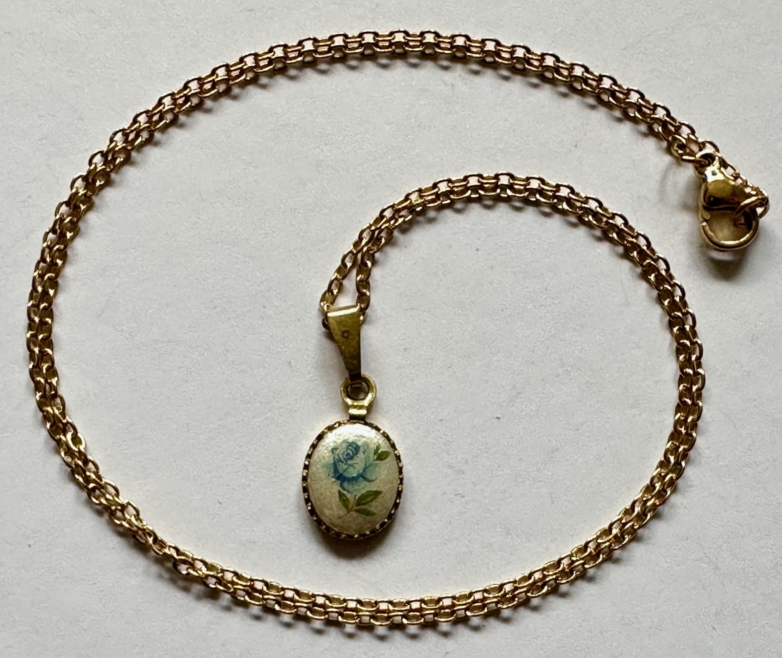 VINTAGE BLUE ROSE CABACHON OVAL CHARM PENDANT 3/4 OF 1″ NECKLACE 18″ GOLD PLATED