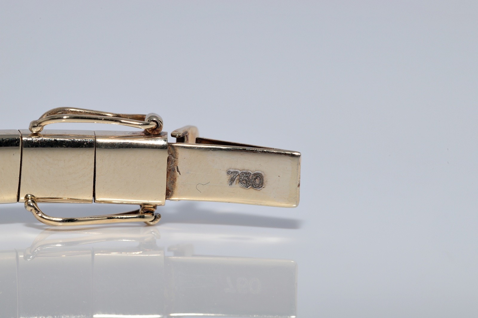 Vintage Circa 1980s 18k Gold Natural Diamond And Oval Cut Emerald Bracelet