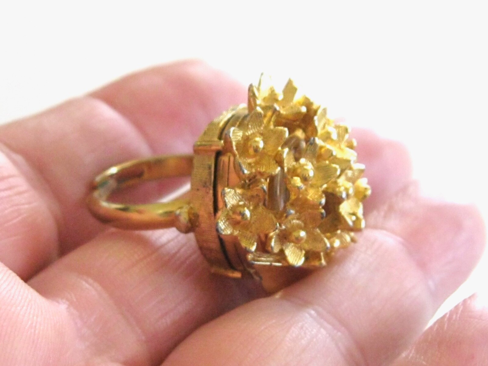 VINTAGE SAMBA MANUAL WIND WATCH RING W HINGED SPRING FORGET ME NOT FLORAL COVER