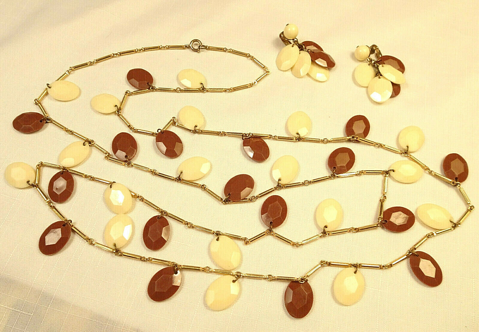 Acrylic Necklace & Clip Earrings Set Brown & White Dangles Vintage 53″