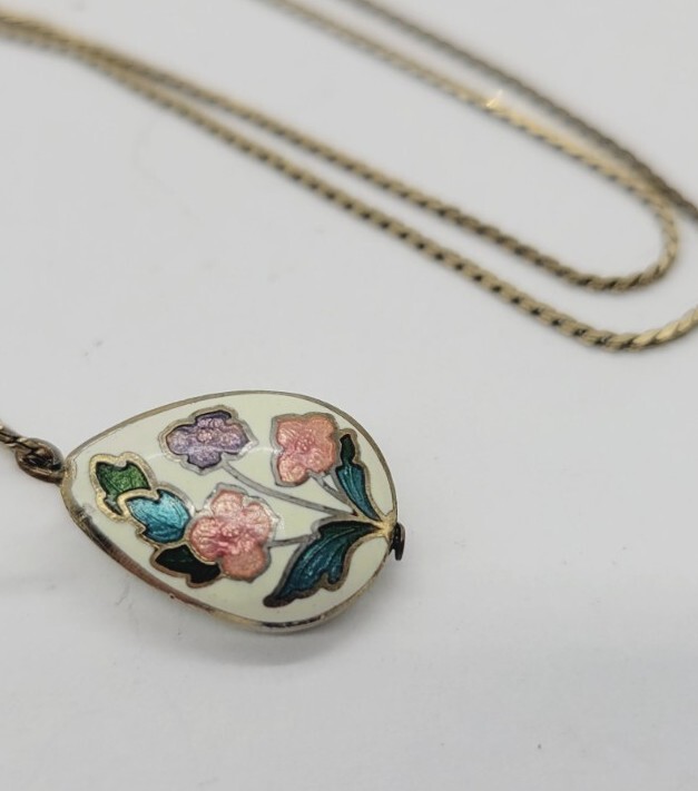 MONET Pendant Necklace Floral Enamel Gold tone RARE Vintage 16.5 in